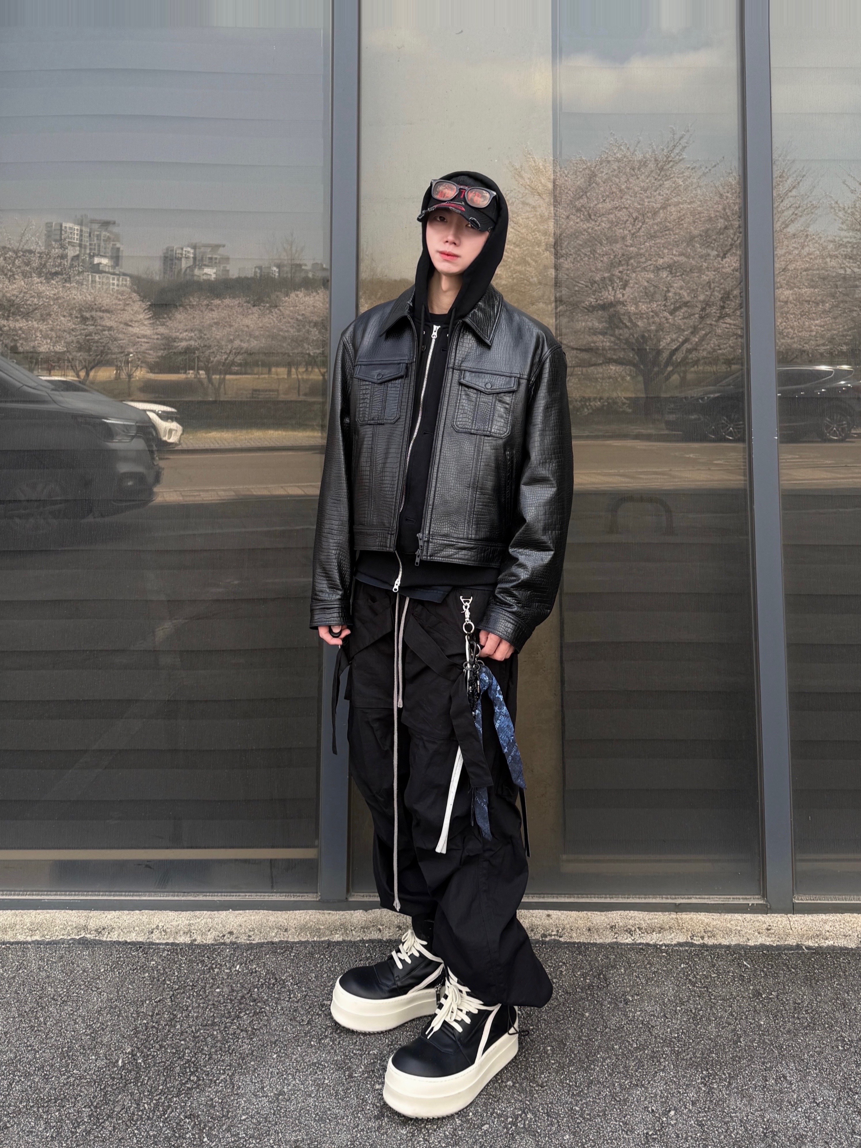 Rick Owens Hollywood Mega Bumper Geobasket in Full Grain Calf Leather Black Milk, Wapworks Wide Safety Cargo Pants Black 착용 스타일 - 1