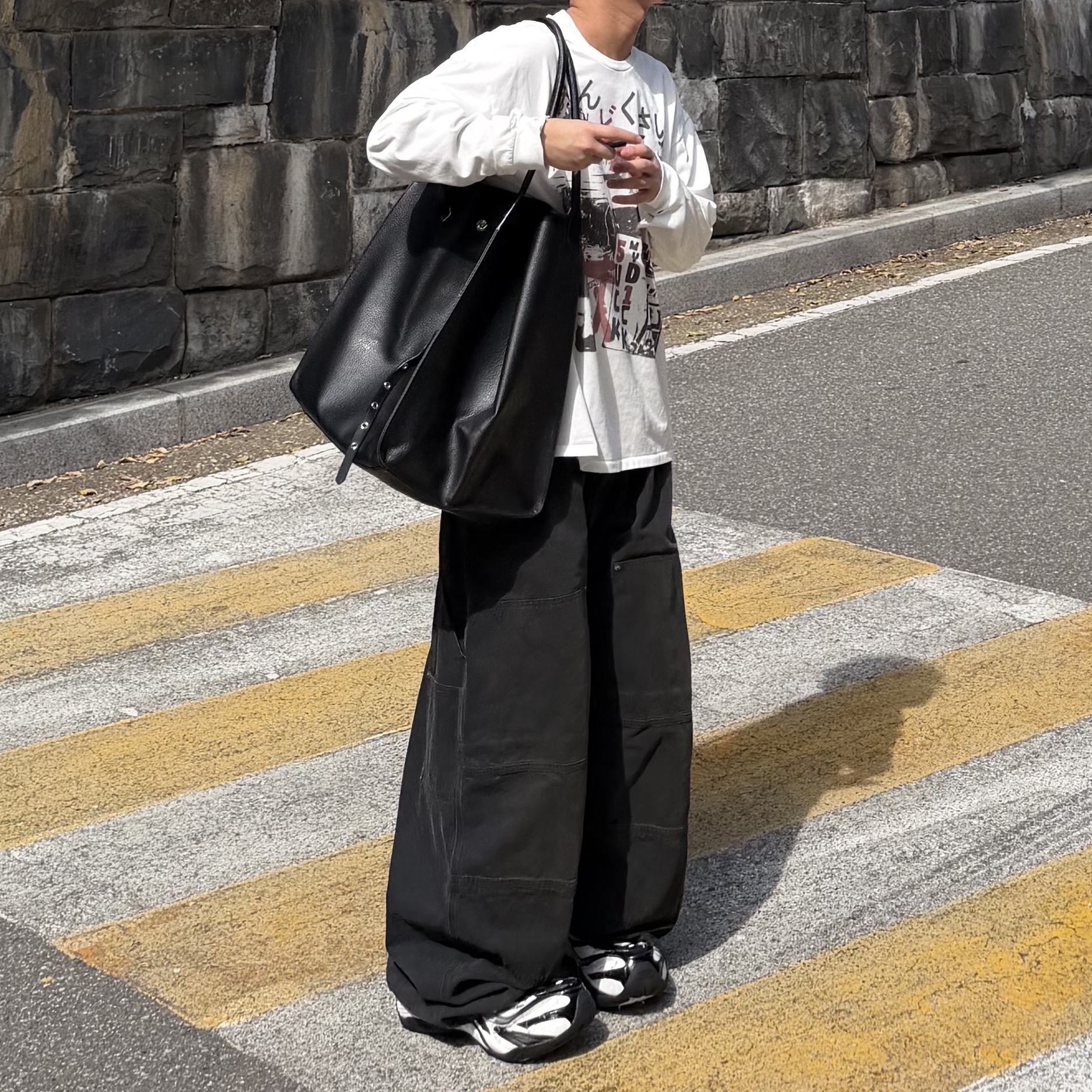 Balenciaga Double Knee Pants Black, Balenciaga Soleless Sneaker In Black White 착용 스타일 - 1