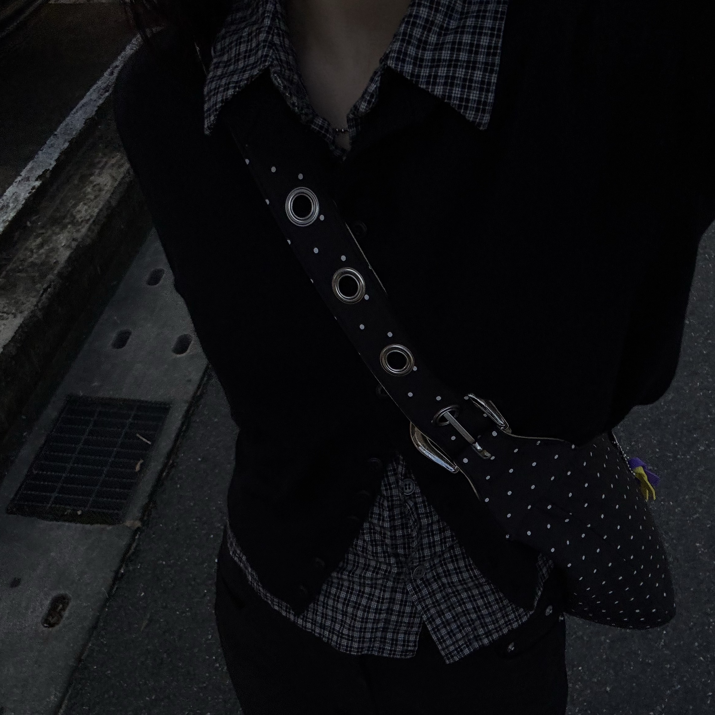 Prada Re-Edition 2000 Re-Nylon Mini Shoulder Bag Black, Louis Vuitton Onthego East West Monogram Empreinte Black 착용 스타일 - 5