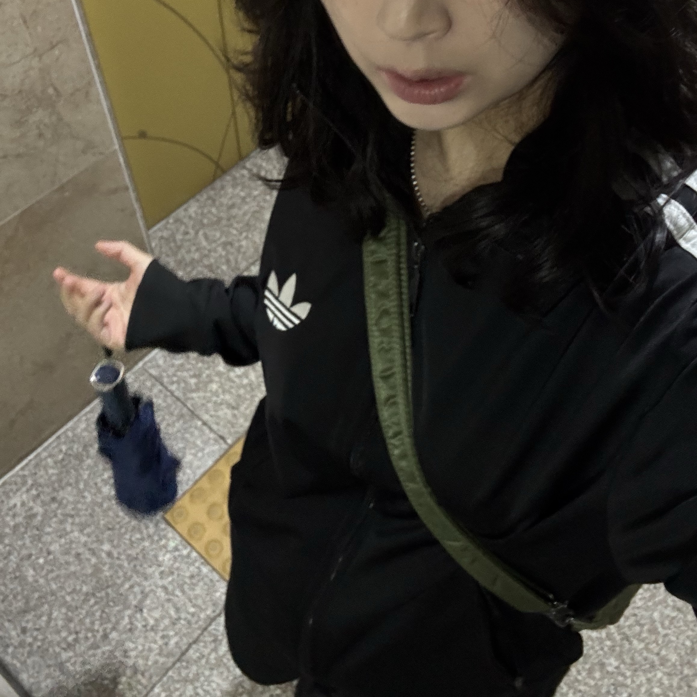 Prada Re-Edition 2000 Re-Nylon Mini Shoulder Bag Black, Louis Vuitton Onthego East West Monogram Empreinte Black 착용 스타일 - 10