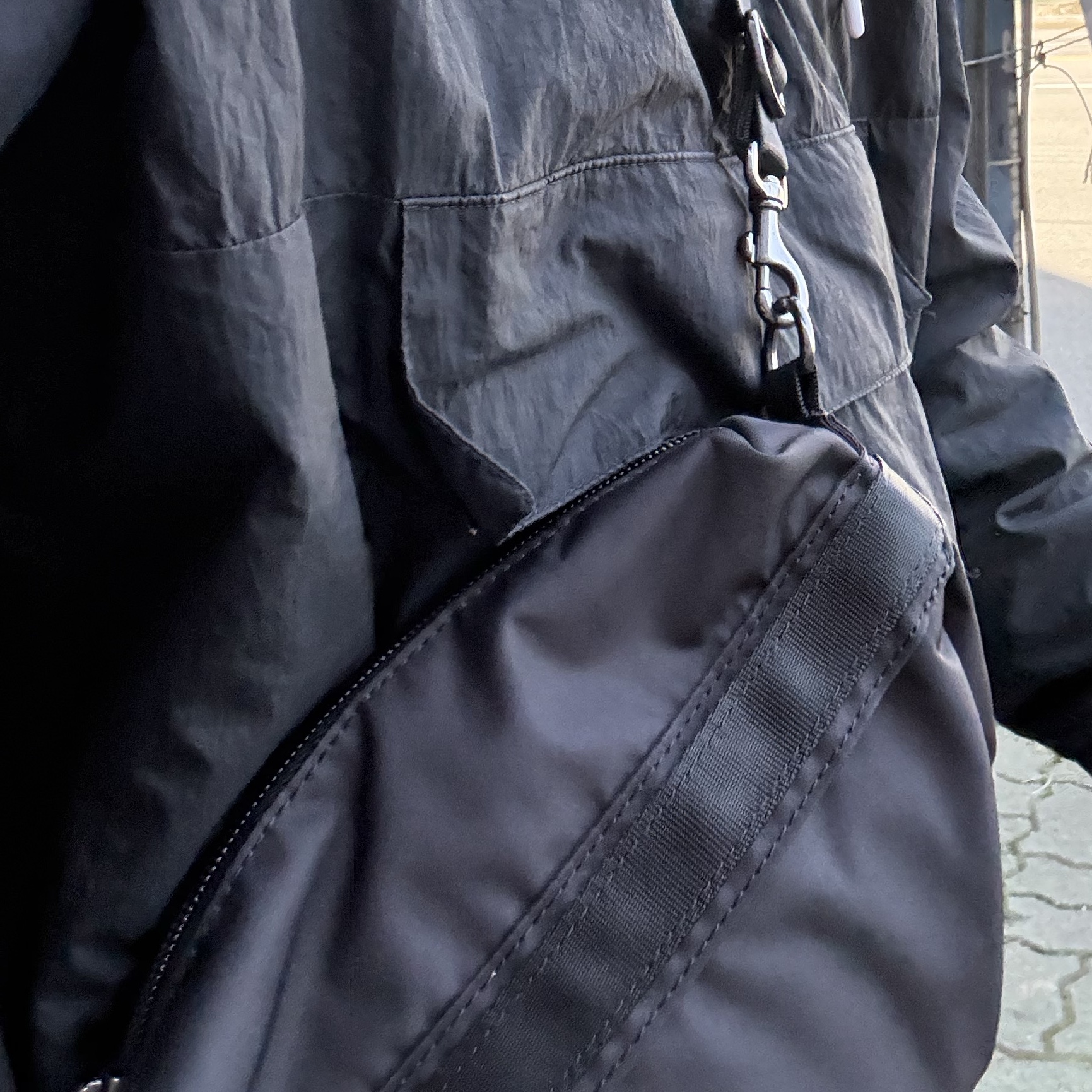 Nike NSW Futura Luxe Crossbody Bag 1L Black 착용 스타일
