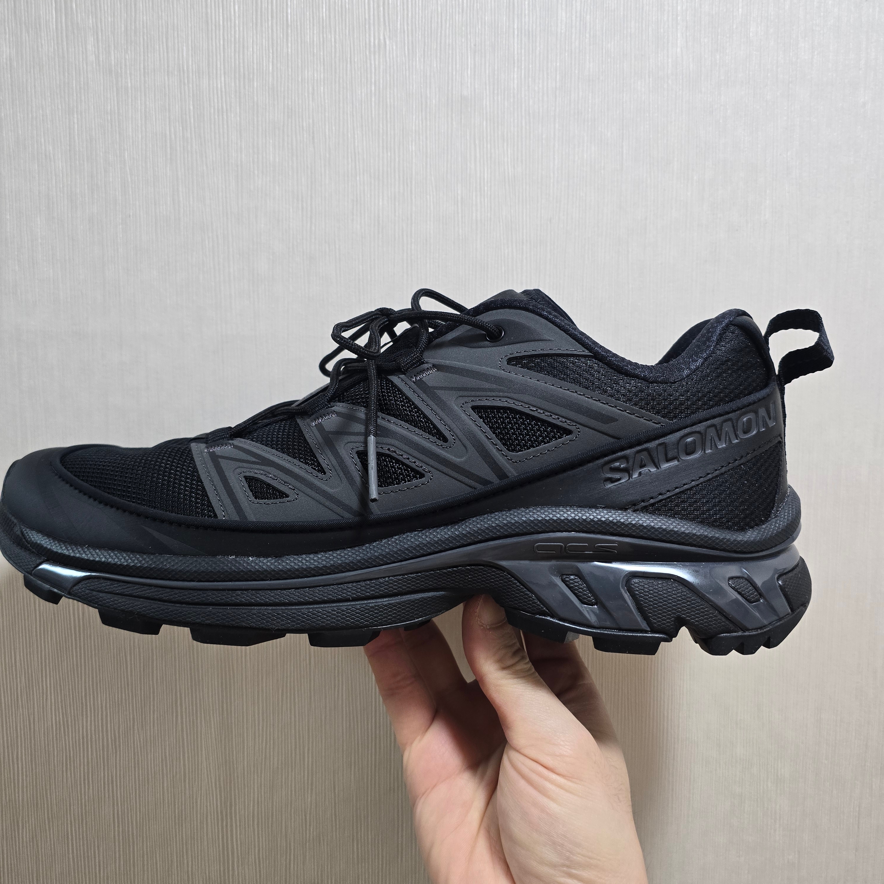 Salomon XT-6 Expanse Black Ebony 착용 스타일 - 1