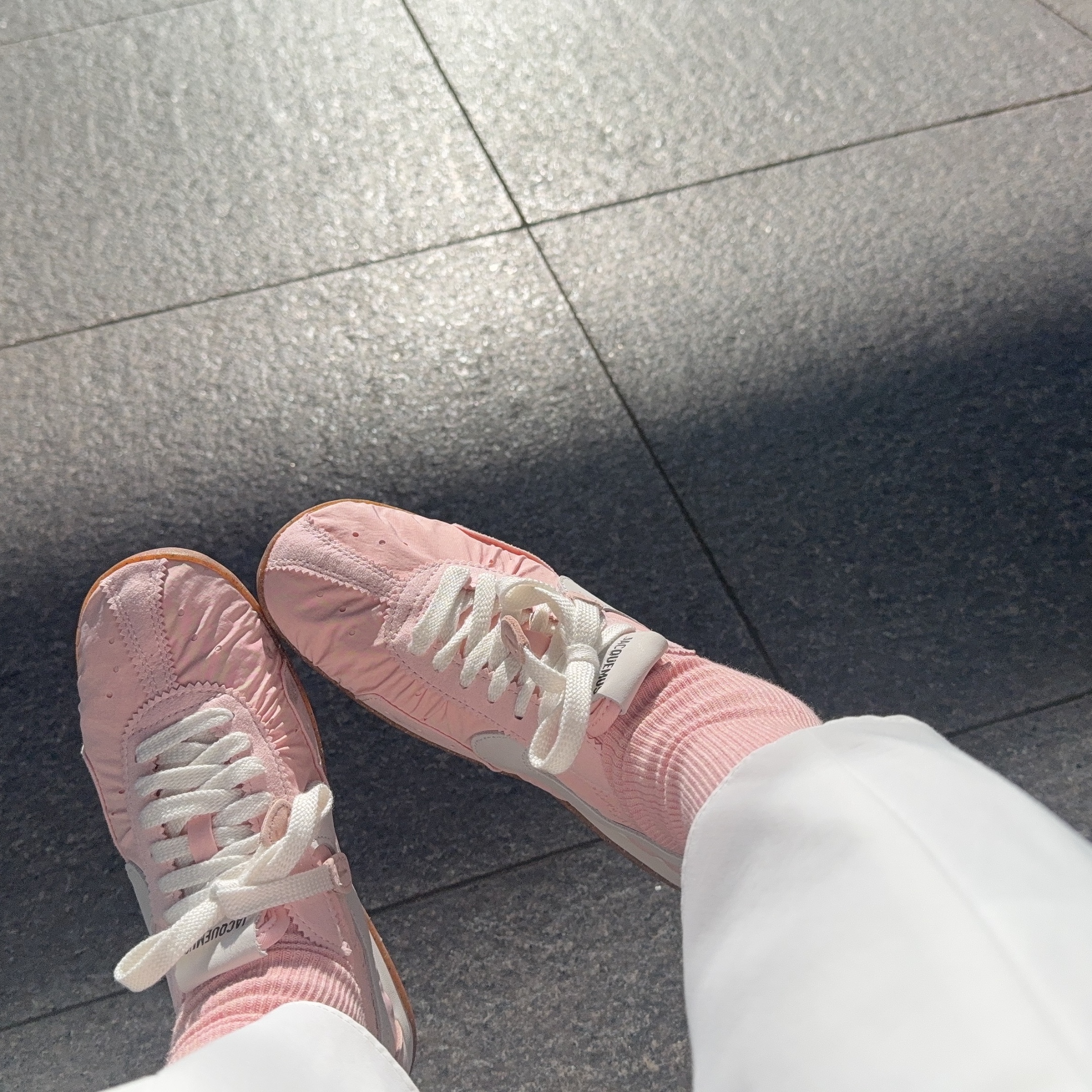 Nike x Jacquemus Moon Shoe SP Aluminum Pink Sail 착용 스타일