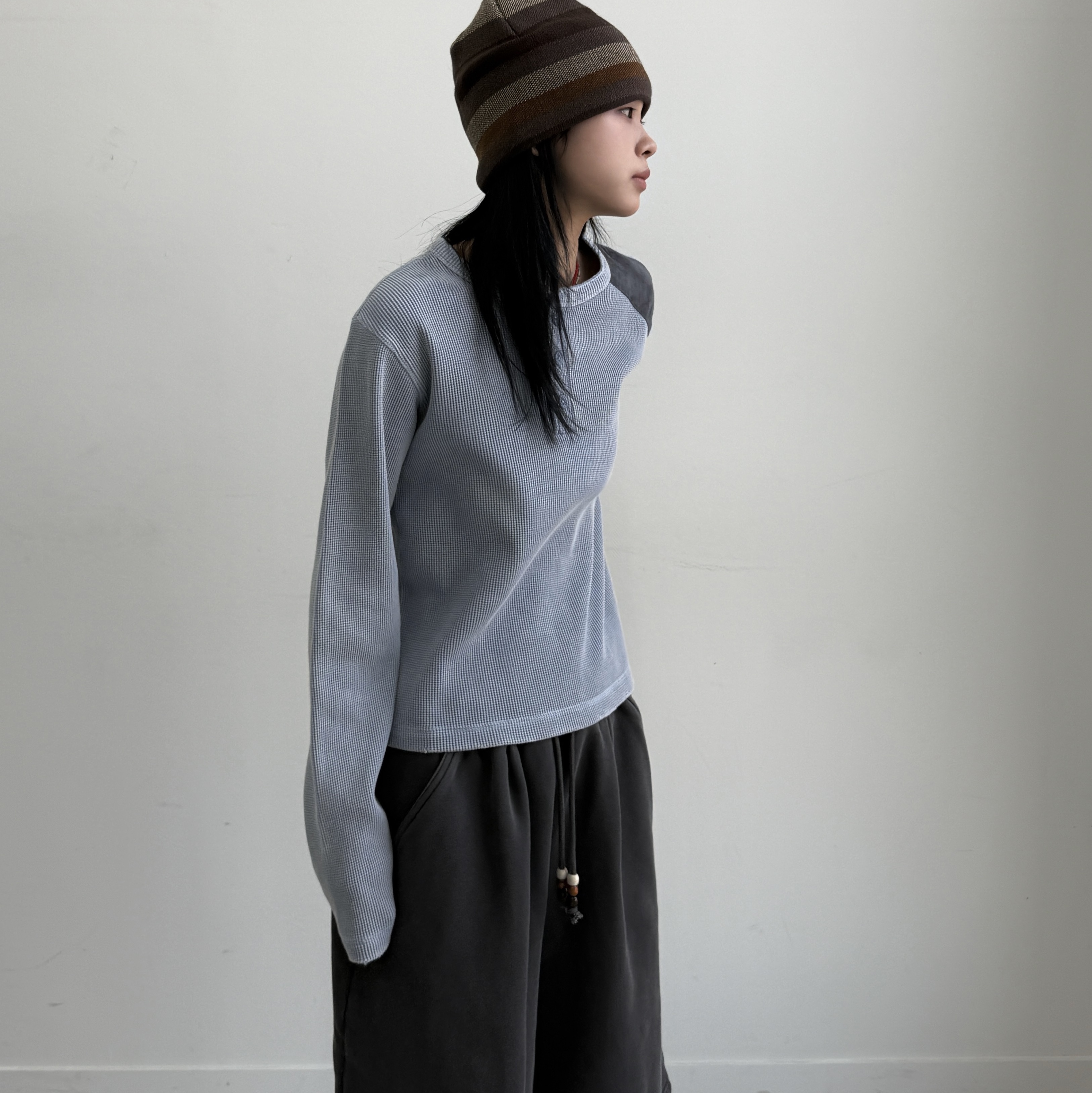 MAINBOOTH Washed Henley T-shirt SKY BLUE 착용 스타일 - 1