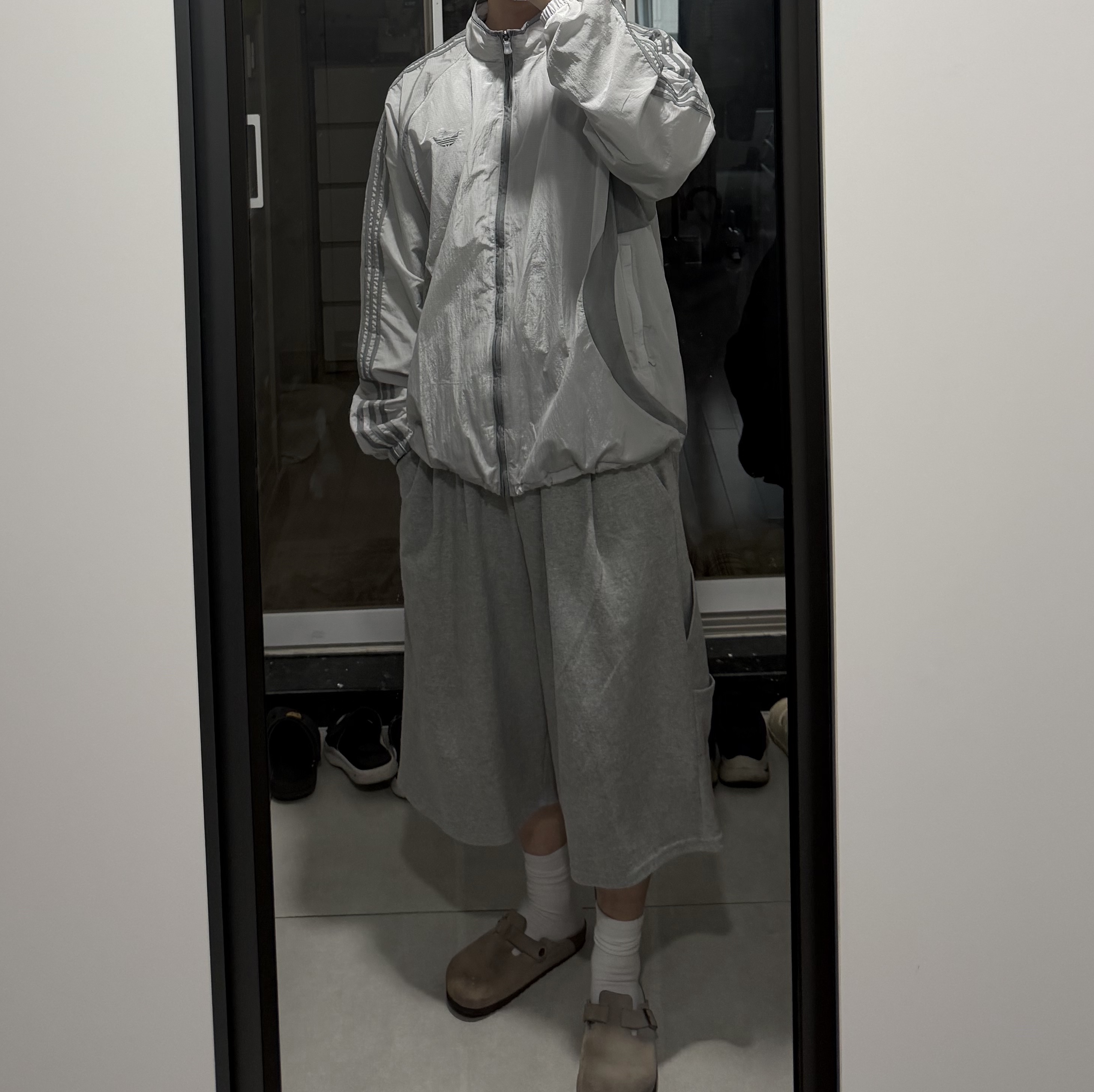 Adidas Adicolor 2000s Woven Track Top Grey Two Grey Three - US Sizing, Adidas Adicolor 2000s Woven Track Top Grey Two Grey Three - KR Sizing 착용 스타일 - 1