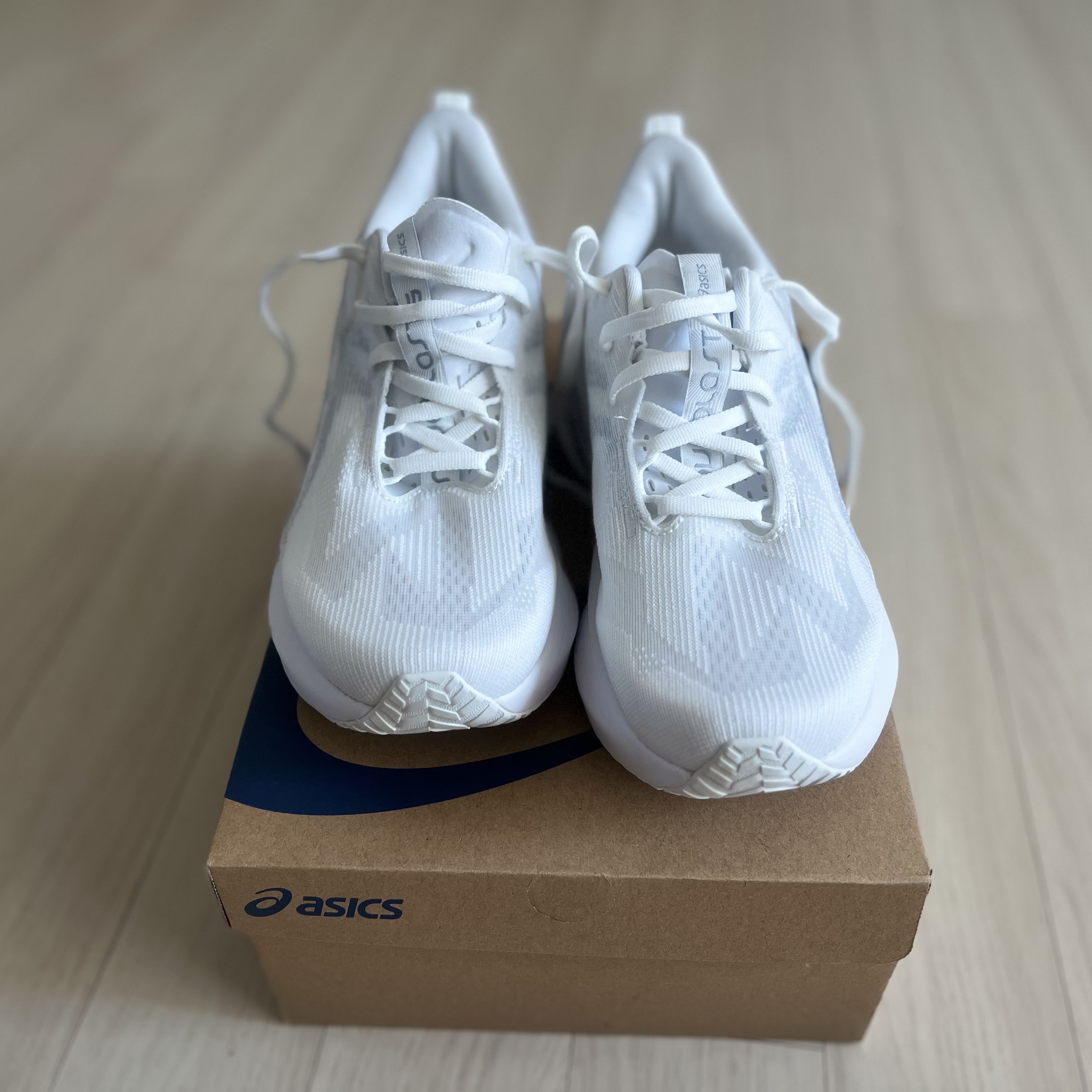 Asics Novablast 5 White Piedmont Grey 착용 스타일 - 2