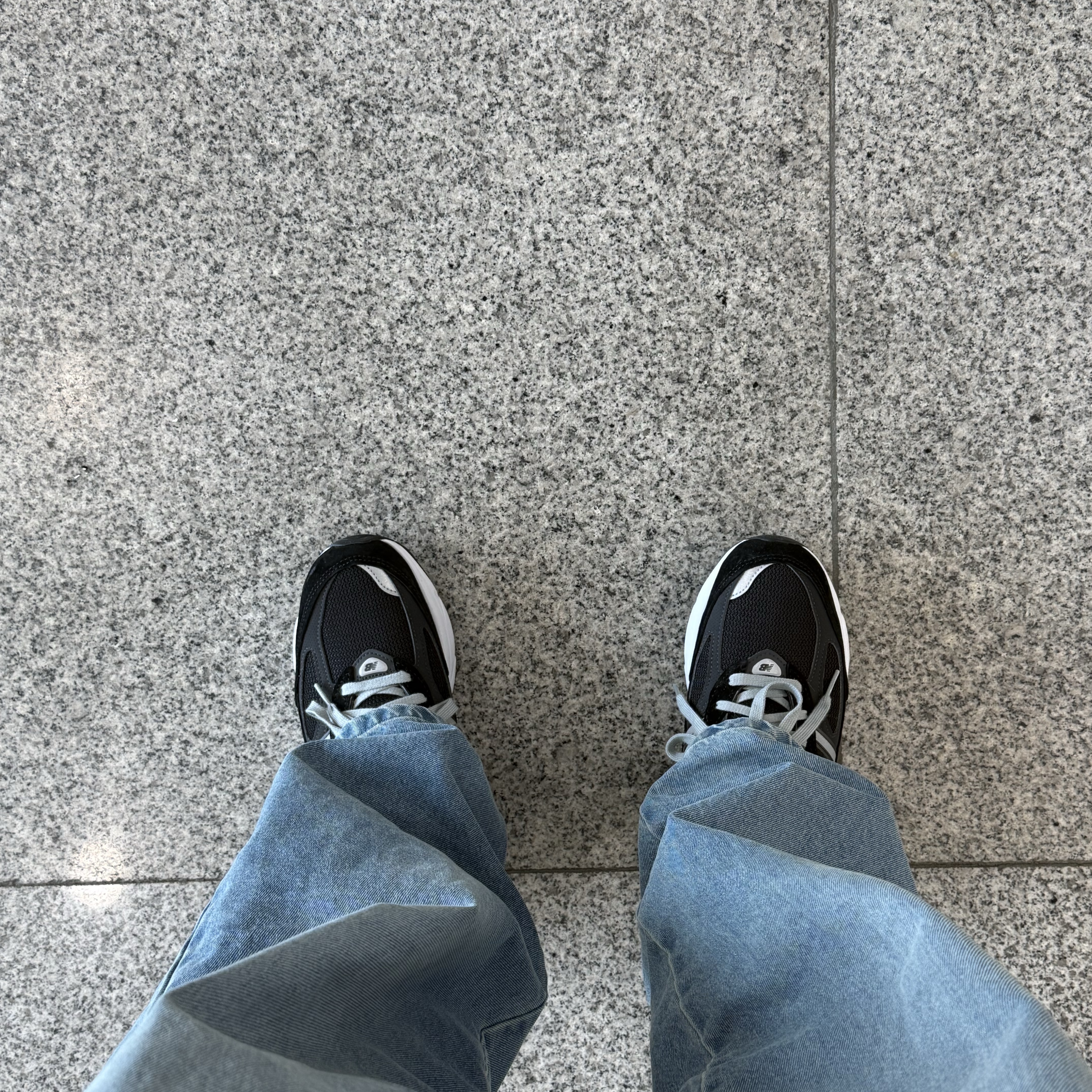 New Balance 990v6 Made in USA Black White 착용 스타일 - 2