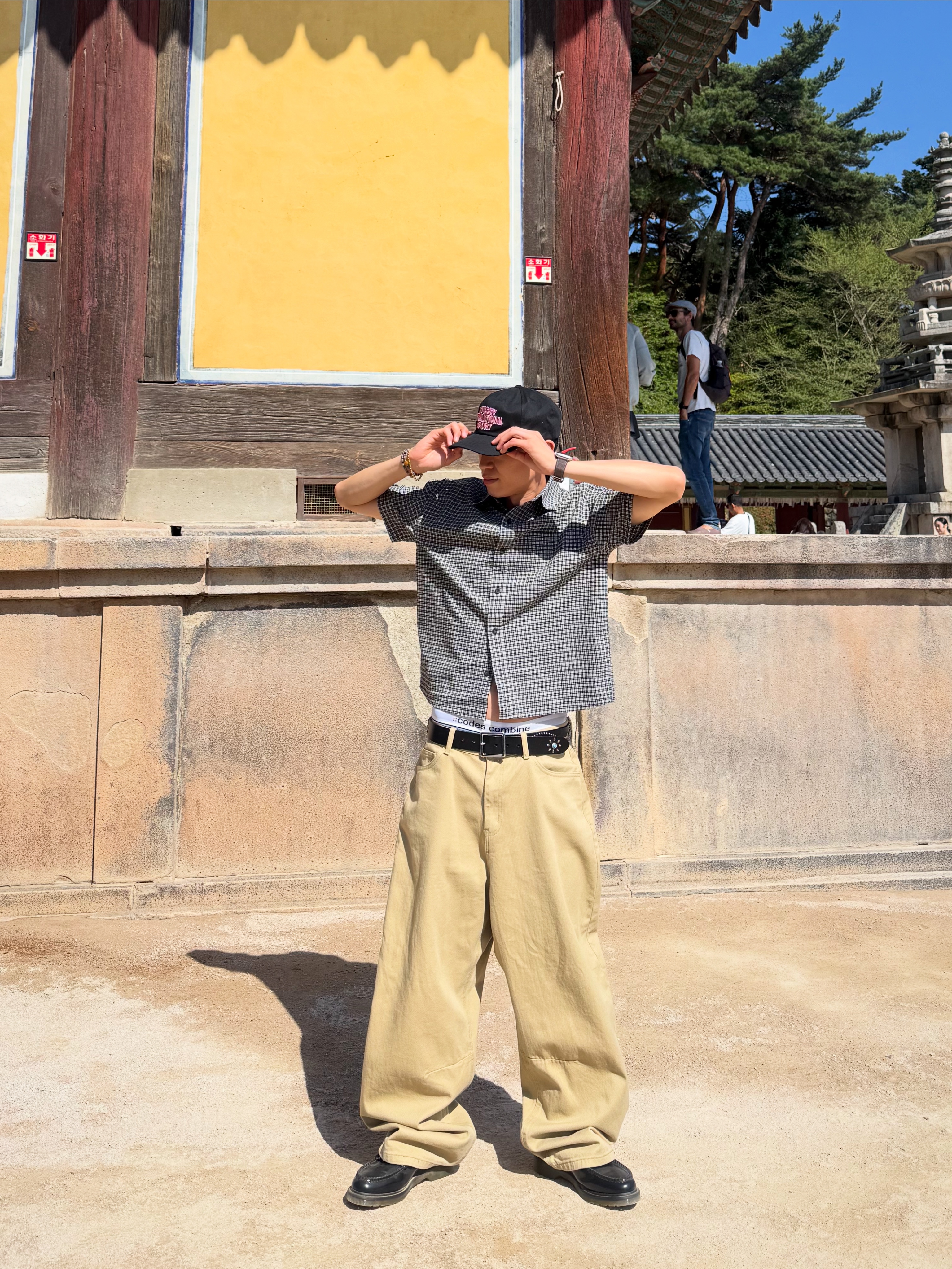 Stussy Mid-Depth International Sport Strapback Black, Dr. Martens Adrian Smooth Black 착용 스타일