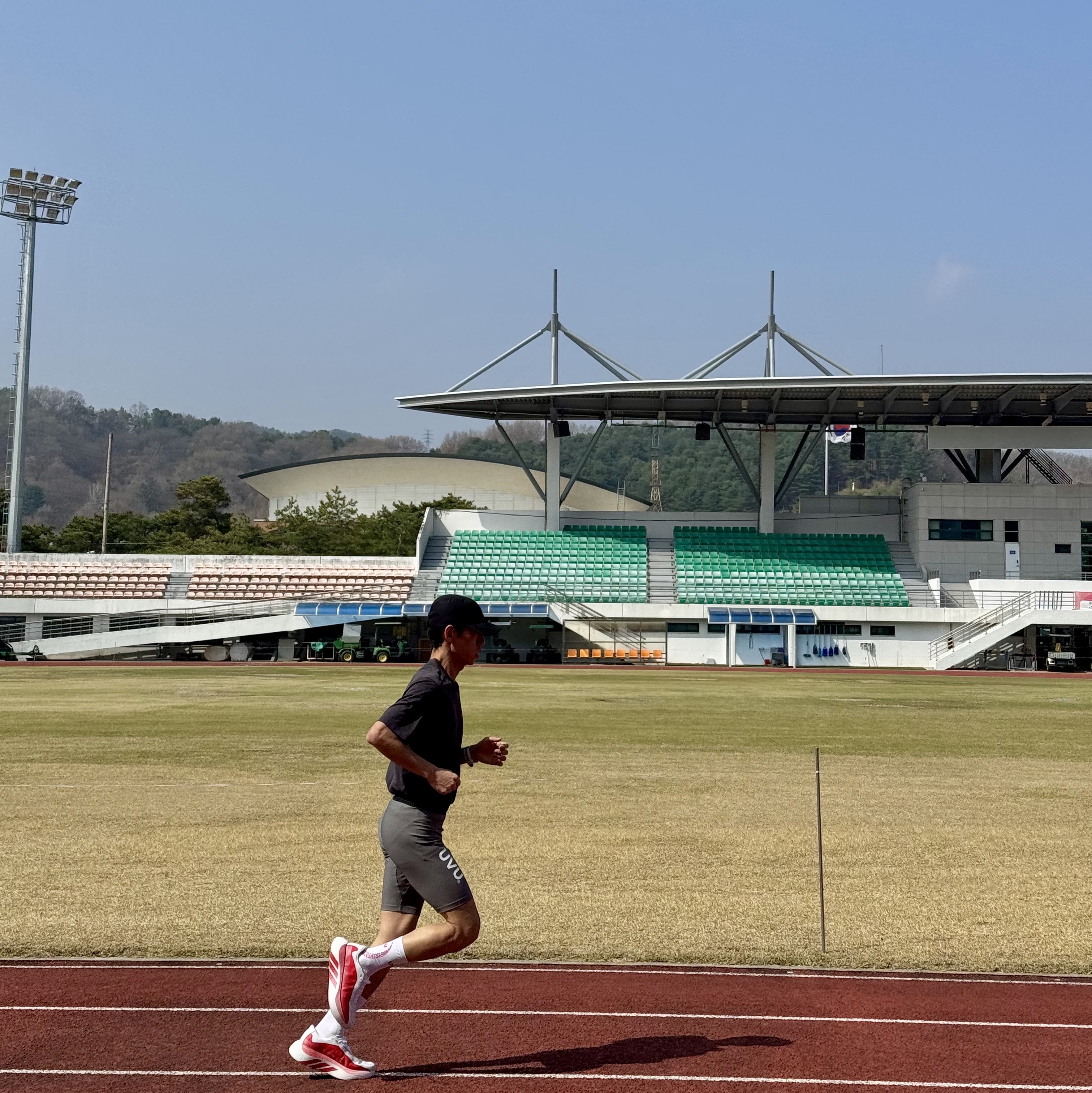UVU Half Tights Grey, Adidas Hyperboost Edge Cloud White Pure Ruby 착용 스타일 - 2