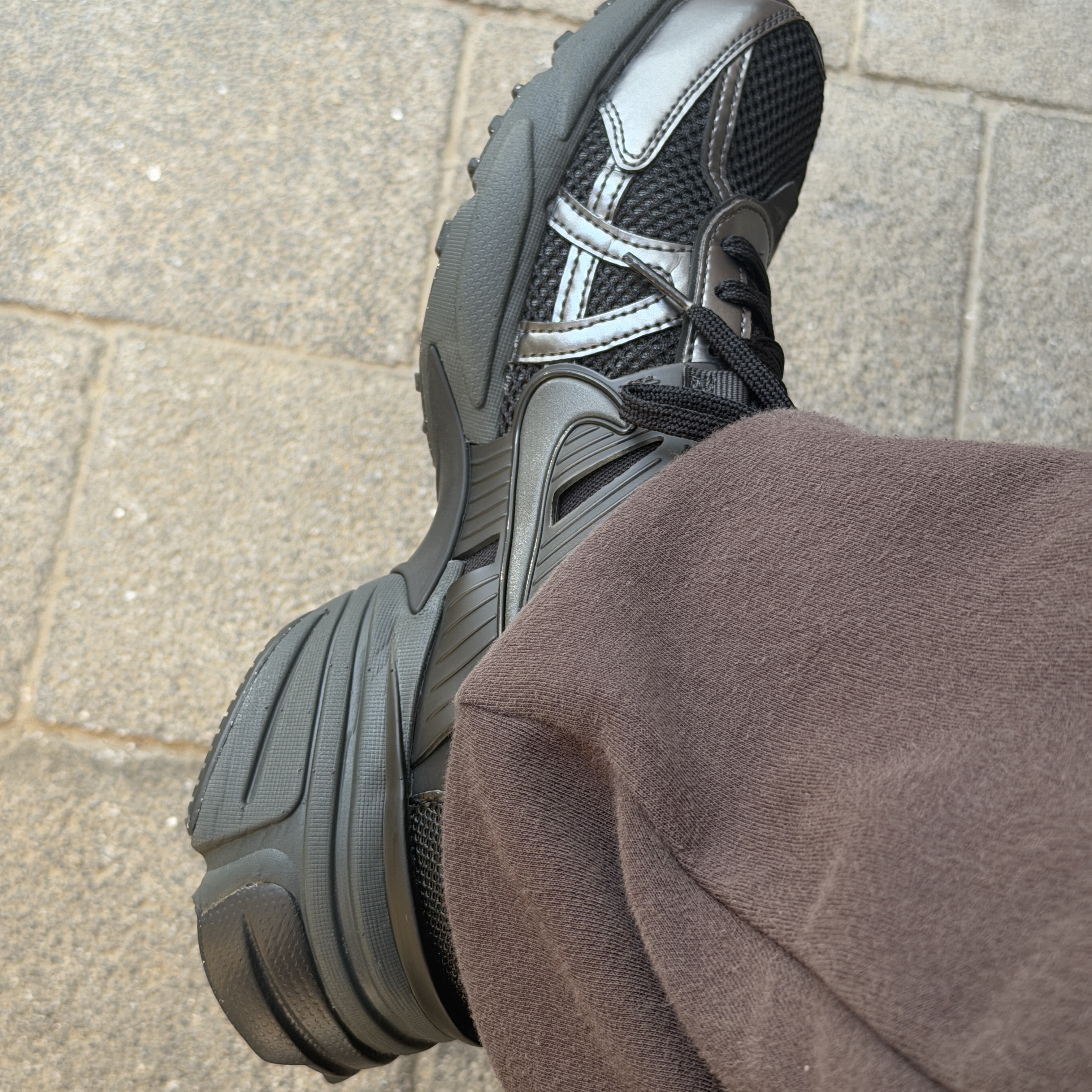 Nike V2K Run Black Anthracite 착용 스타일 - 2