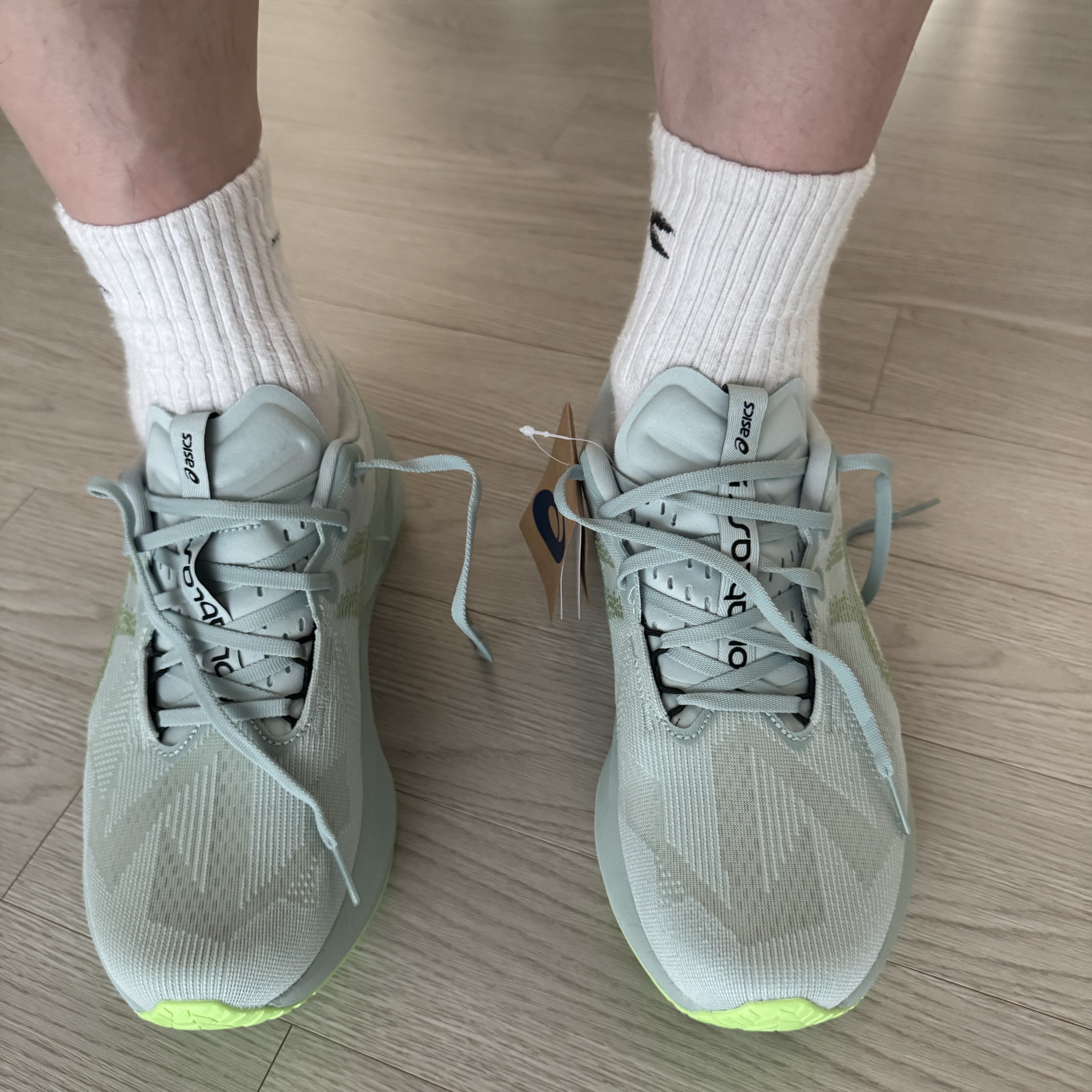 Asics Novablast 5 Cold Moss Light Orange 착용 스타일 - 2
