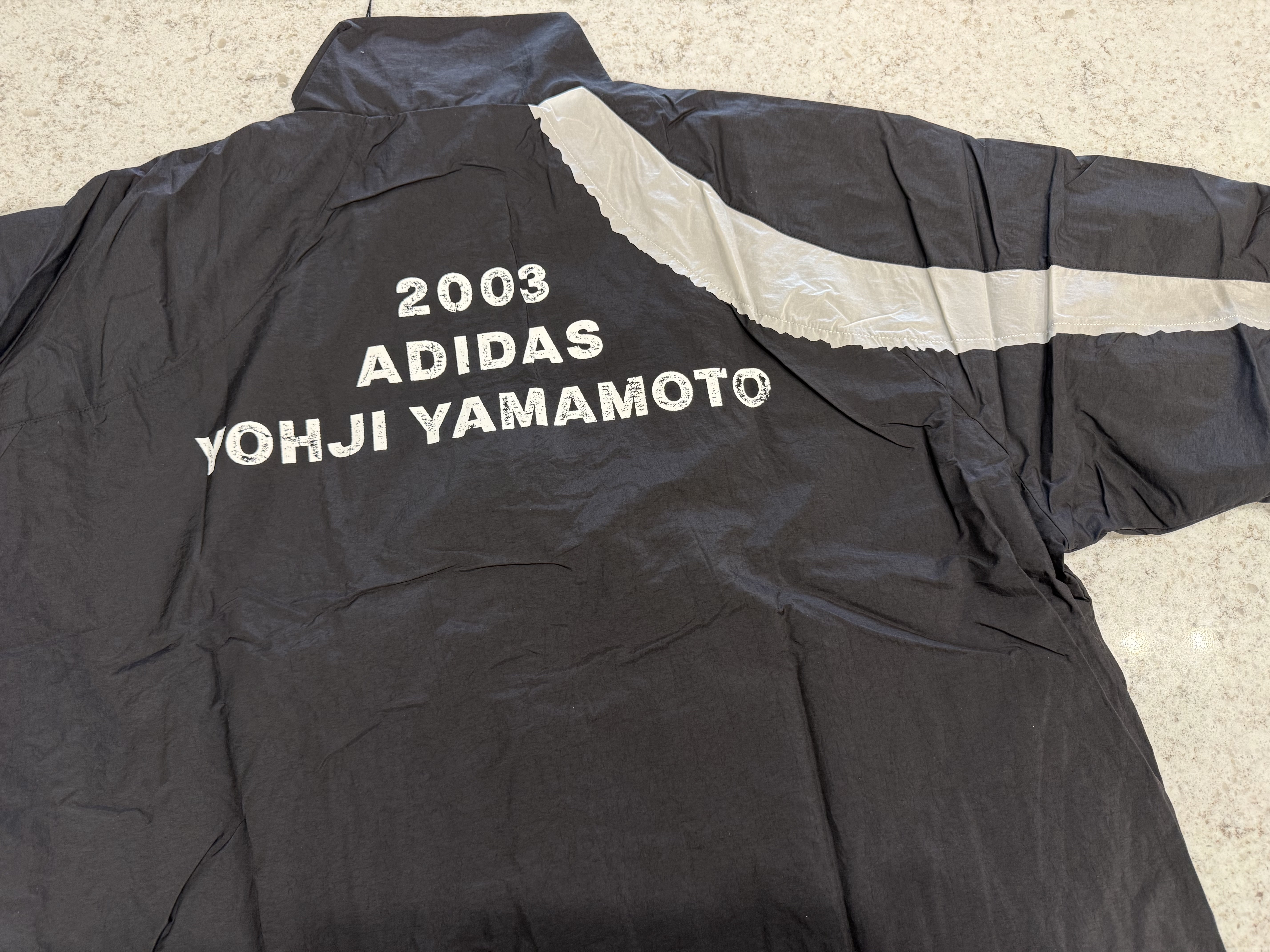 Y-3 Raw Edge 3-Stripes Nylon Shell Jacket Black 착용 스타일 - 2