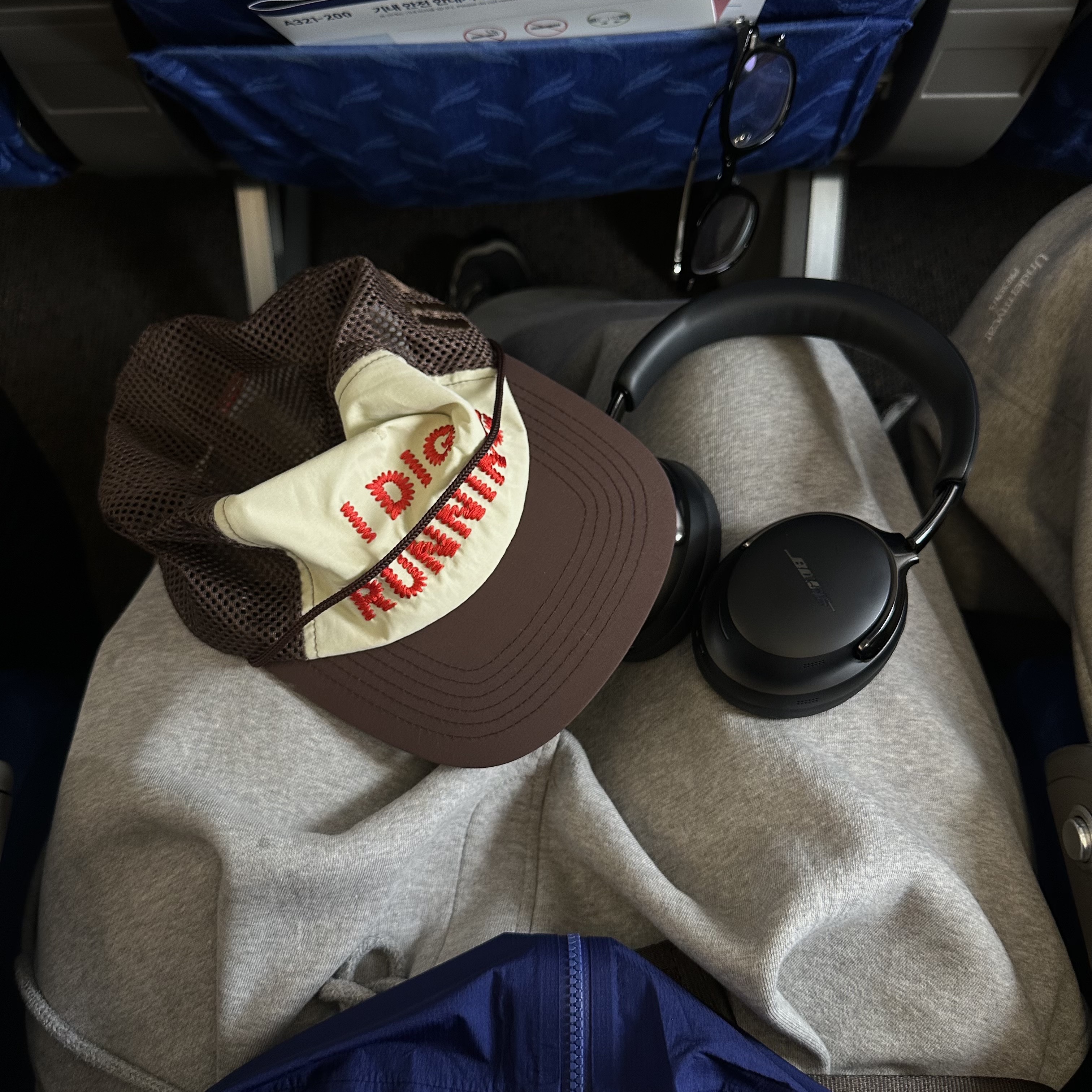 Alex Zono I Dig Running Trucker Hat OG Brown, BOSE QC Ultra Black (Korean Ver.) 착용 스타일 - 1
