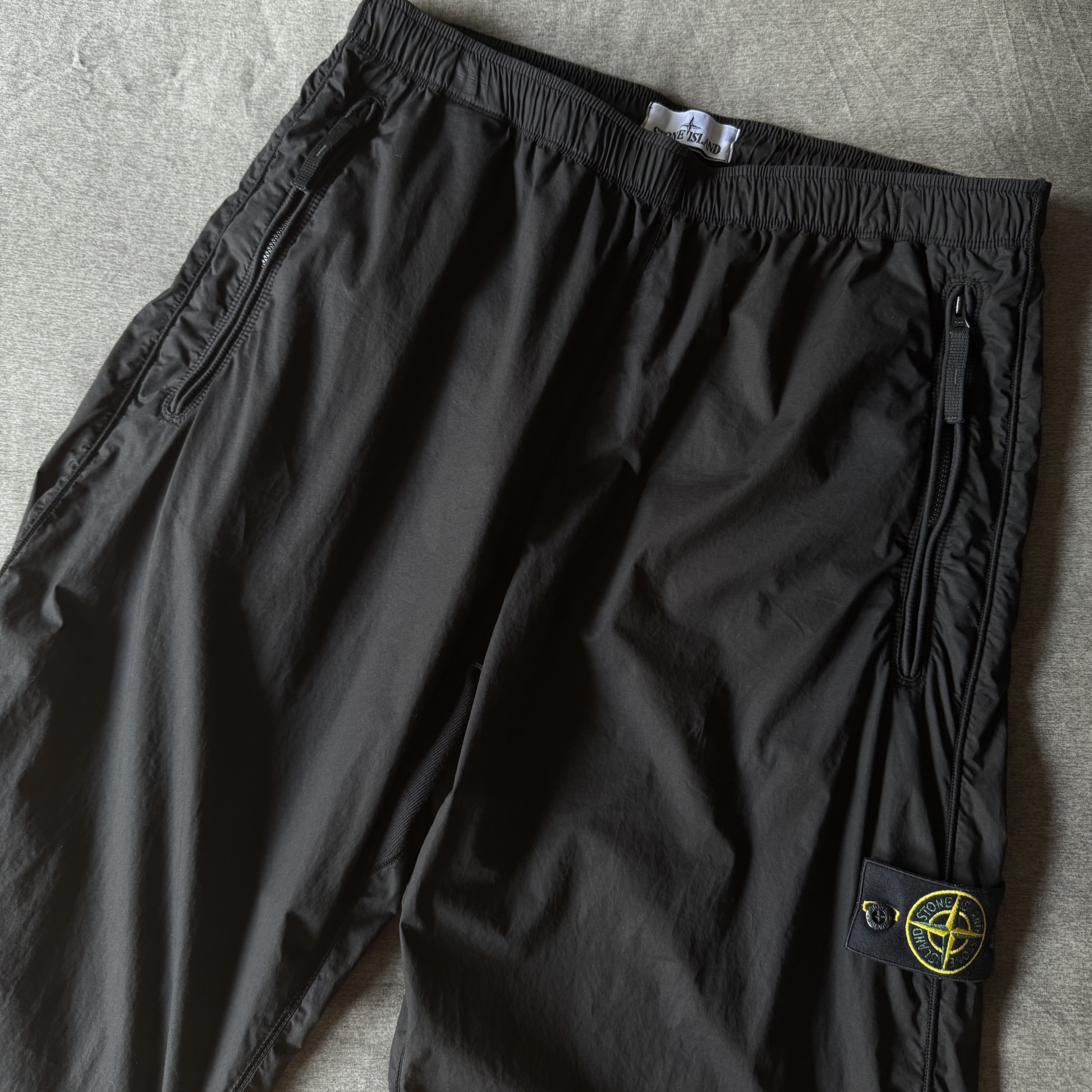 Stone Island 3100049 Stretch Cotton Tela Paracadute Loose-Fit Jogger Trousers with Elasticated Cuffs Black - 26SS 착용 스타일 - 1