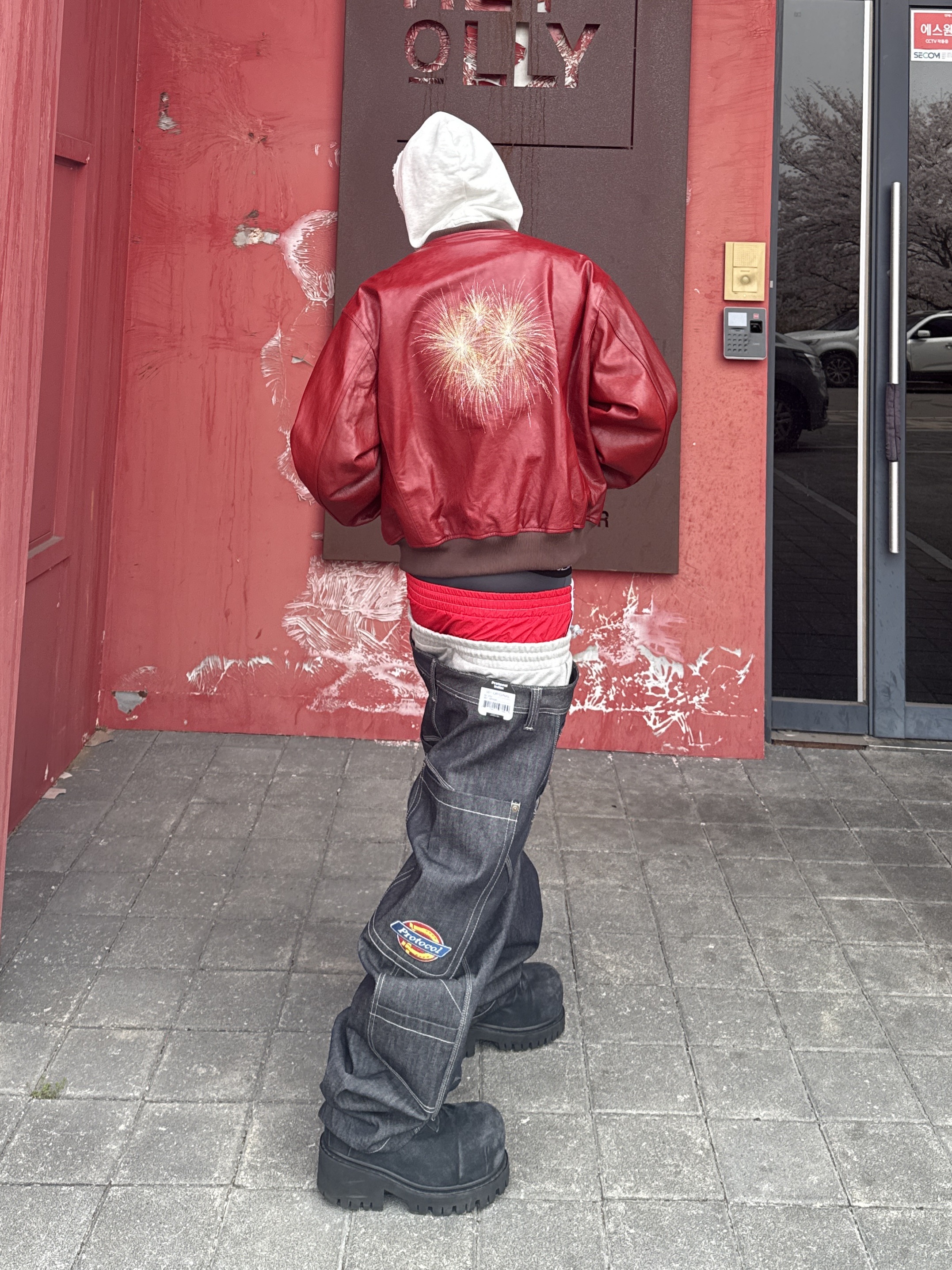 Undermycar Hommage Embraced The Fireworks Goatskin Blouson Red - 24FW, Balenciaga Stomper Bootie Black 착용 스타일 - 4