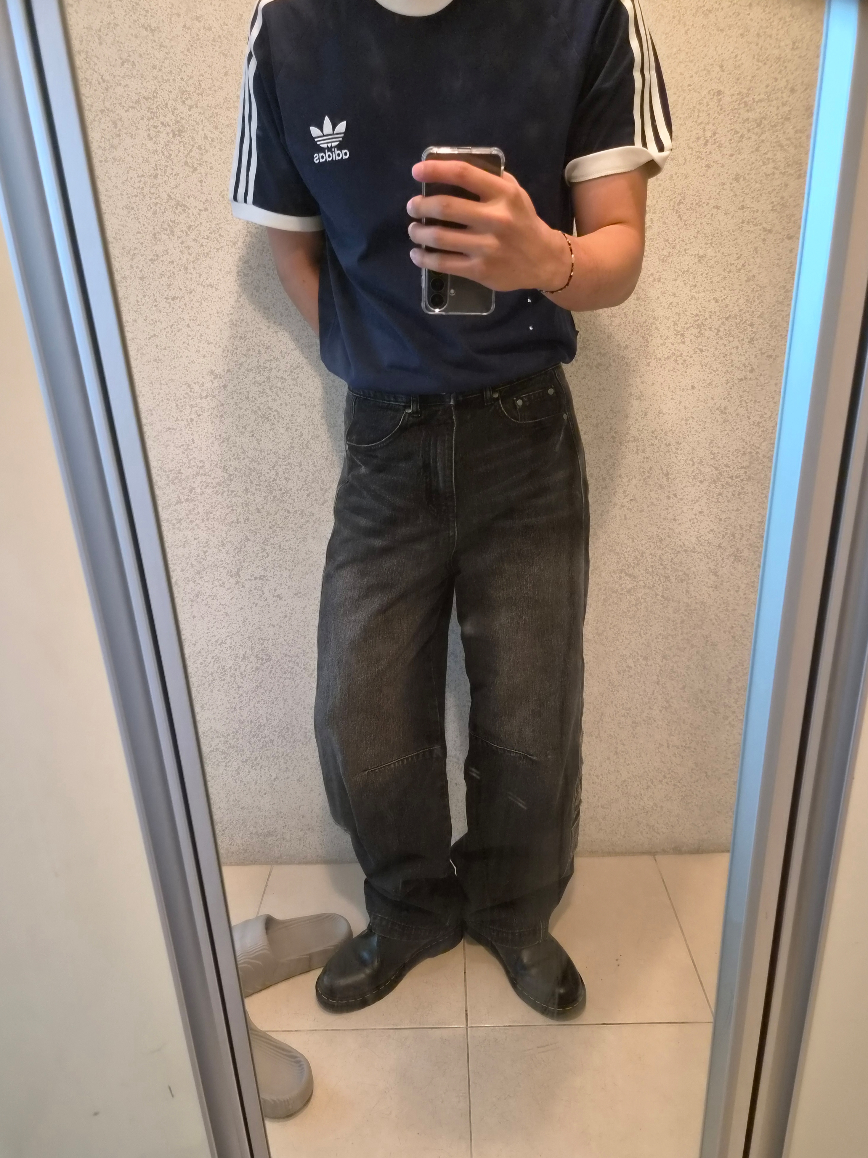 Adidas Adicolor Classics 3-Stripes T-Shirt Night Indigo - KR Sizing, Karactor Vintage Emblem Denim Pants Black 착용 스타일 - 1