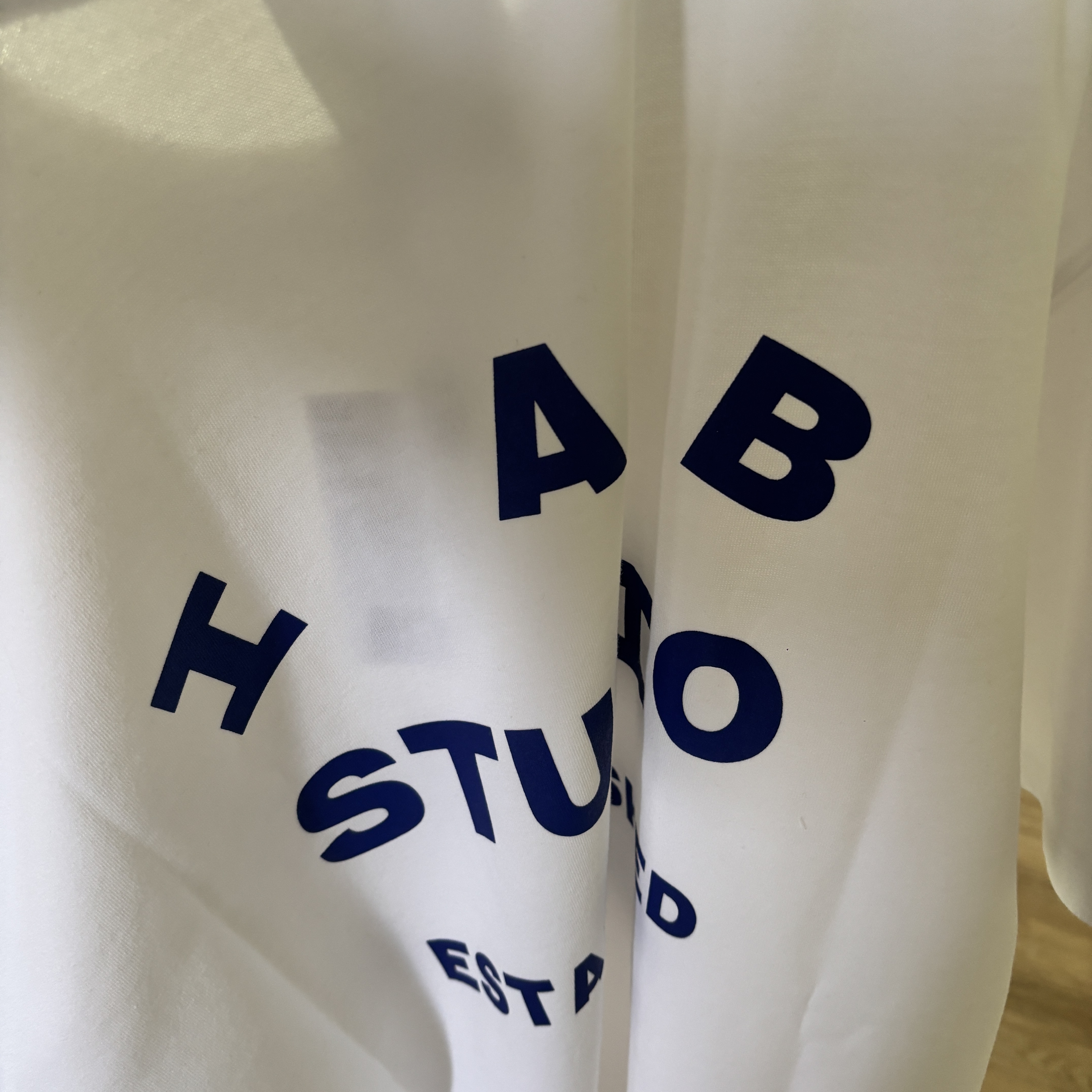 IAB Studio 26 IAB T-Shirt White Navy 착용 스타일