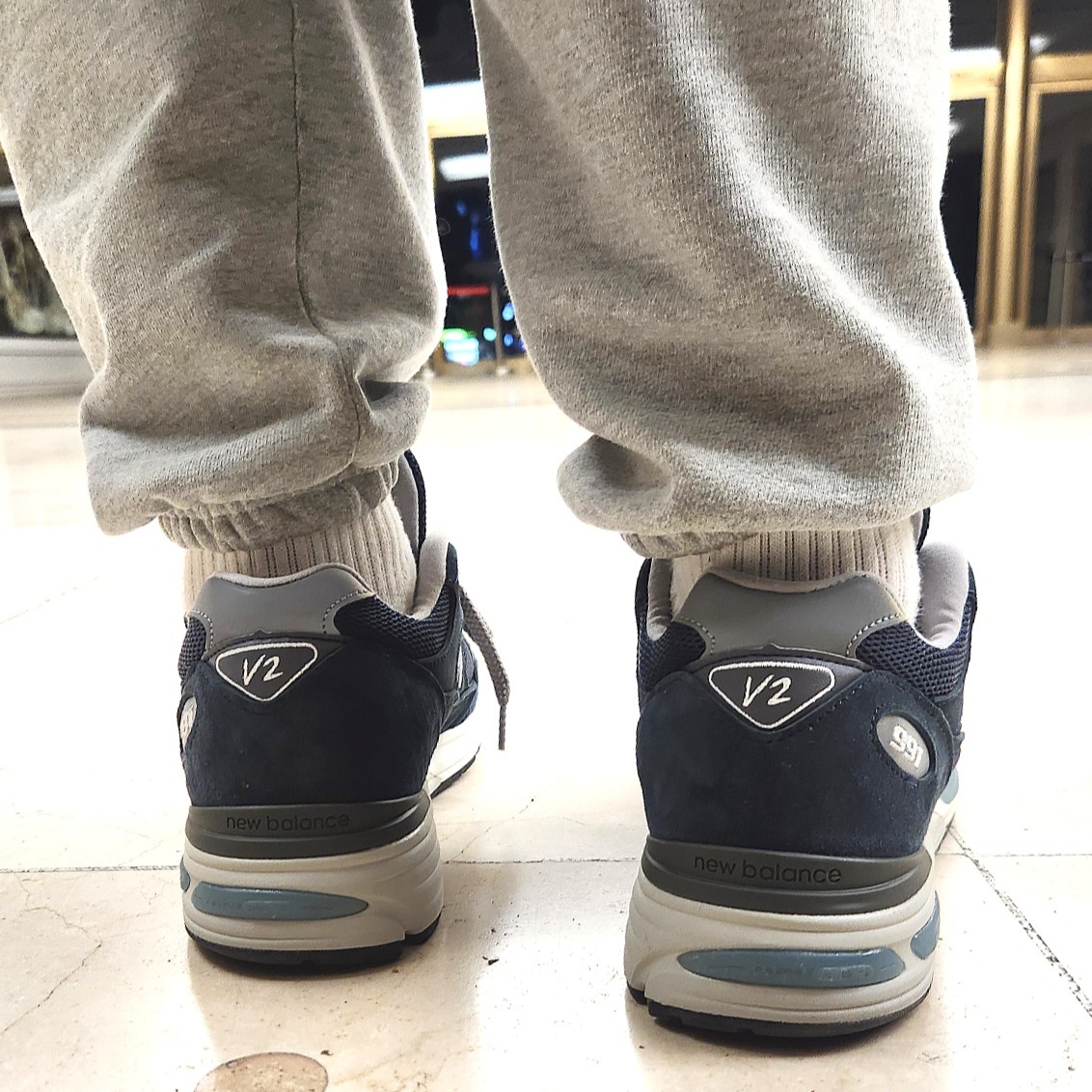 New Balance 991v2 Made in UK Dark Navy Smoked Pearl, KAVU Fleece Strap Cap Black Bean 착용 스타일 - 4