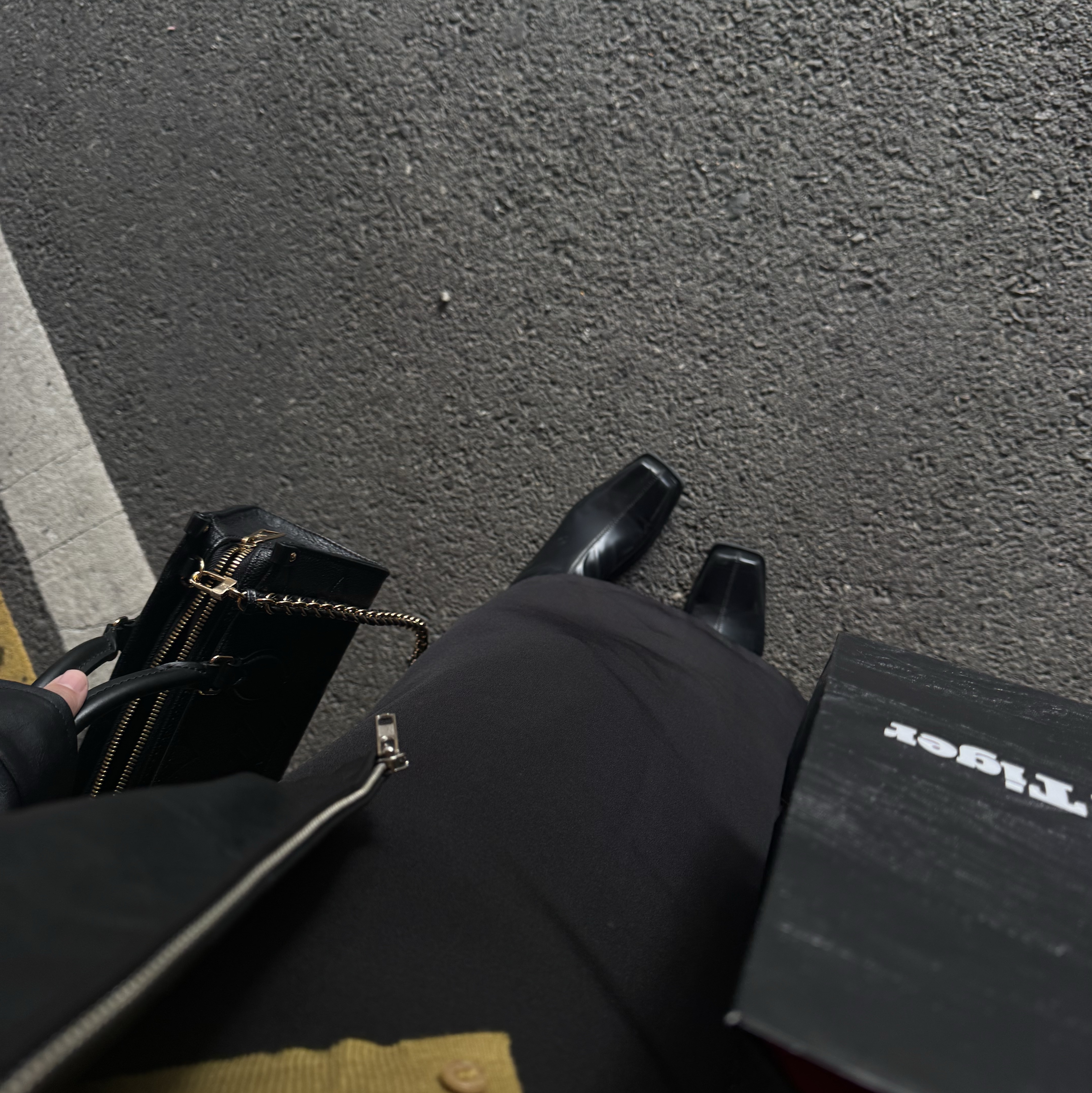 Prada Re-Edition 2000 Re-Nylon Mini Shoulder Bag Black, Louis Vuitton Onthego East West Monogram Empreinte Black 착용 스타일 - 3