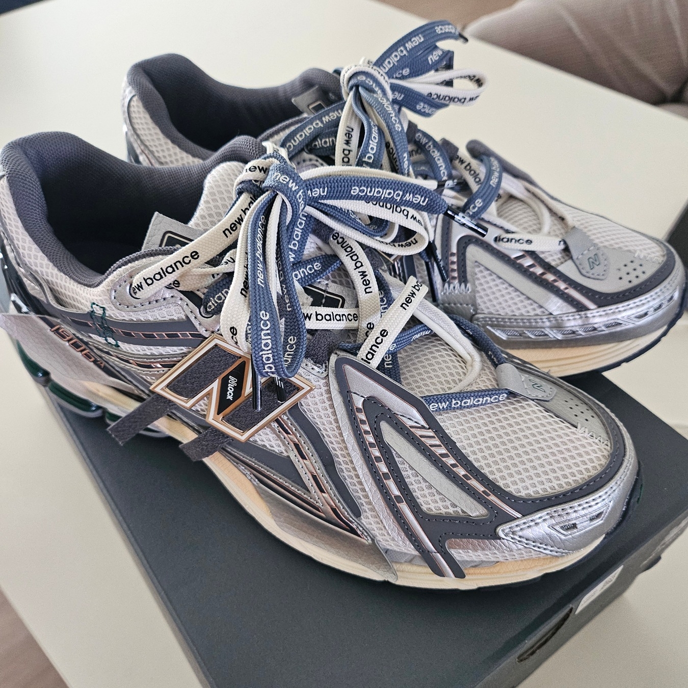 New Balance 1906A Silver Metallic Castlerock 착용 스타일