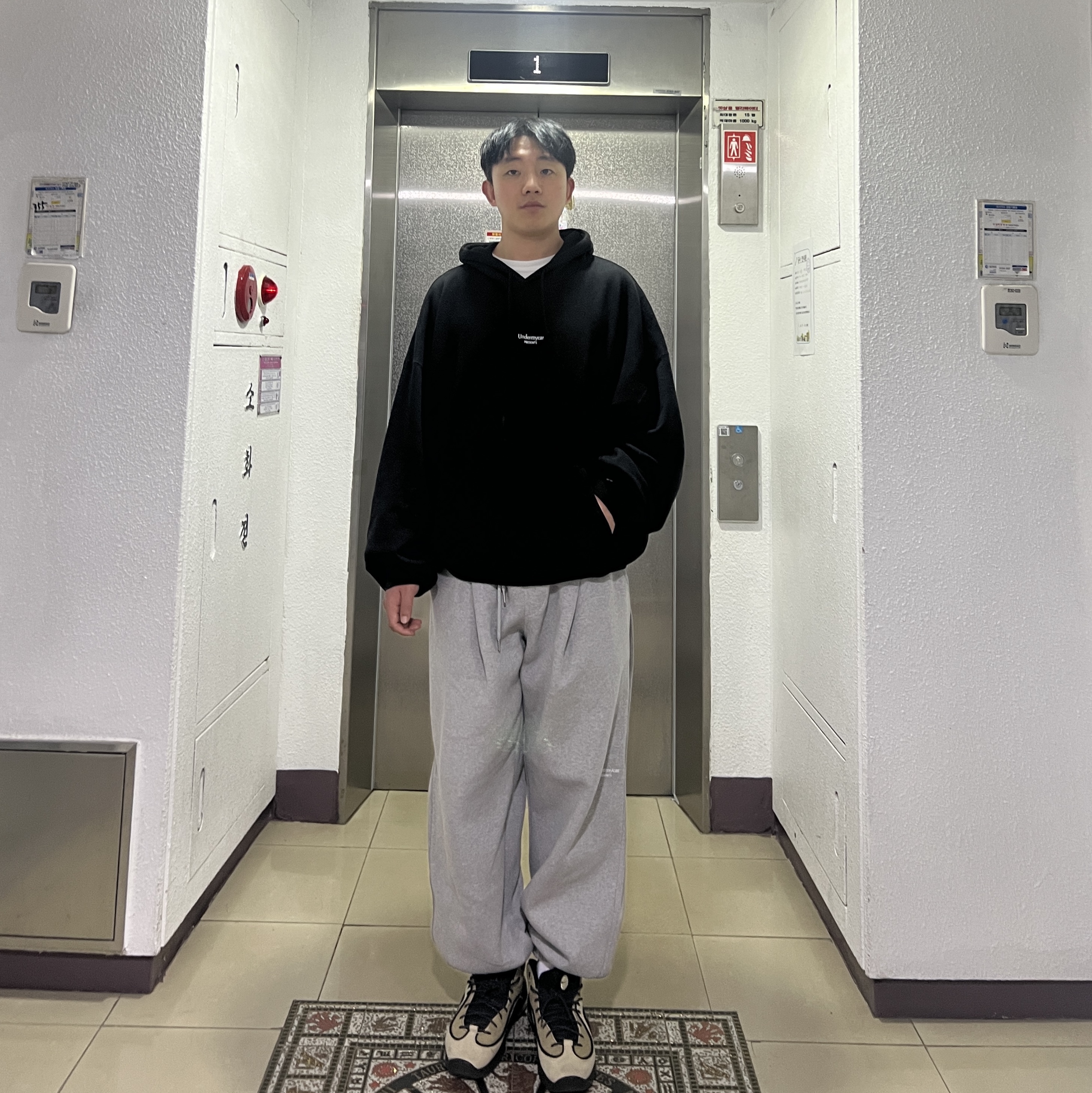 Undermycar Mu.03 Anti Fxxking Logo Play Oversized Sweat Jogger Melange Gray, Undermycar Mu.09 Anti Fxxking Logo Play Oversized Hoodie Black 착용 스타일 - 3