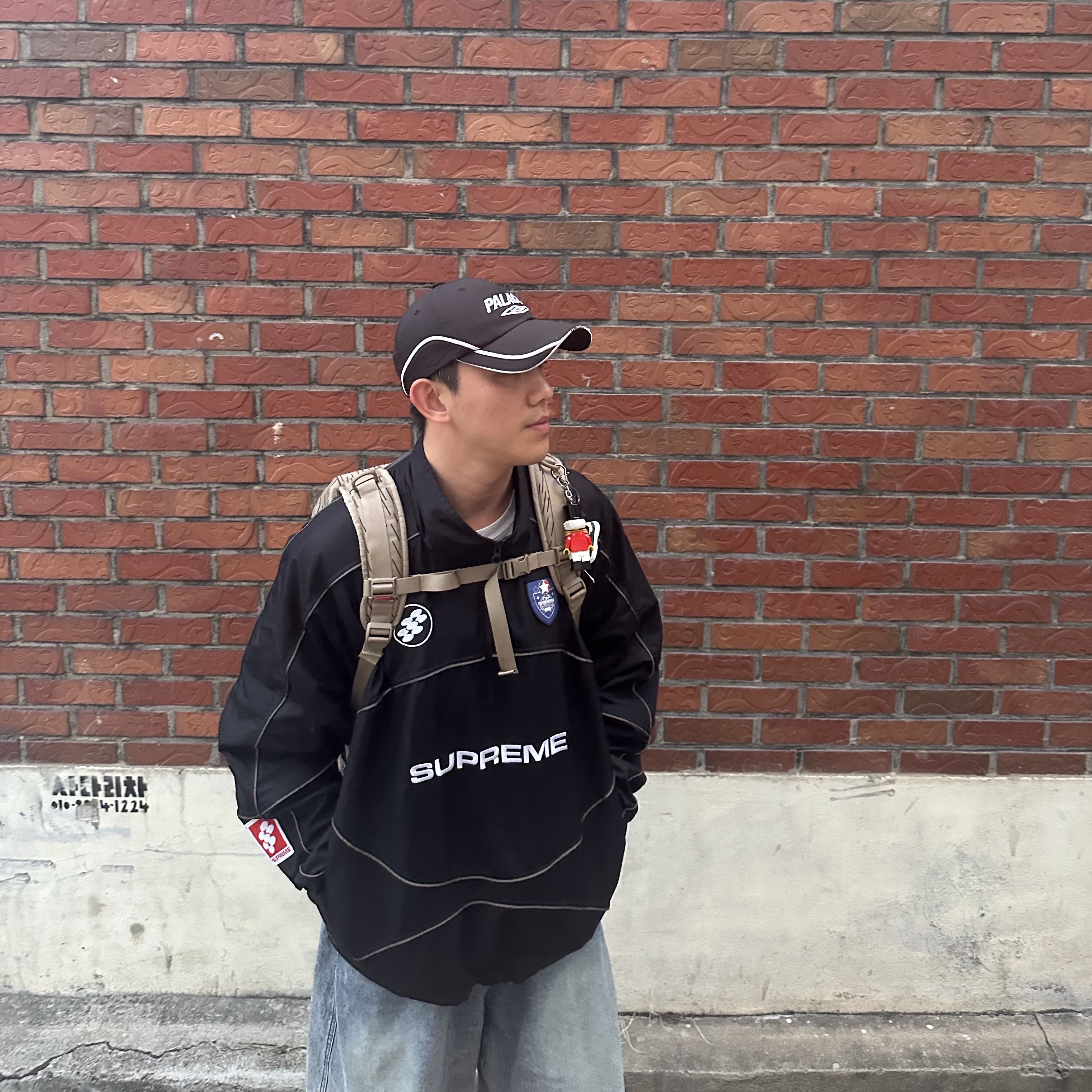 Palace x Umbro Cap Black - 24SS, Odyssey x Maison Mihara Yasuhiro Blakey Keyring Green 착용 스타일 - 4