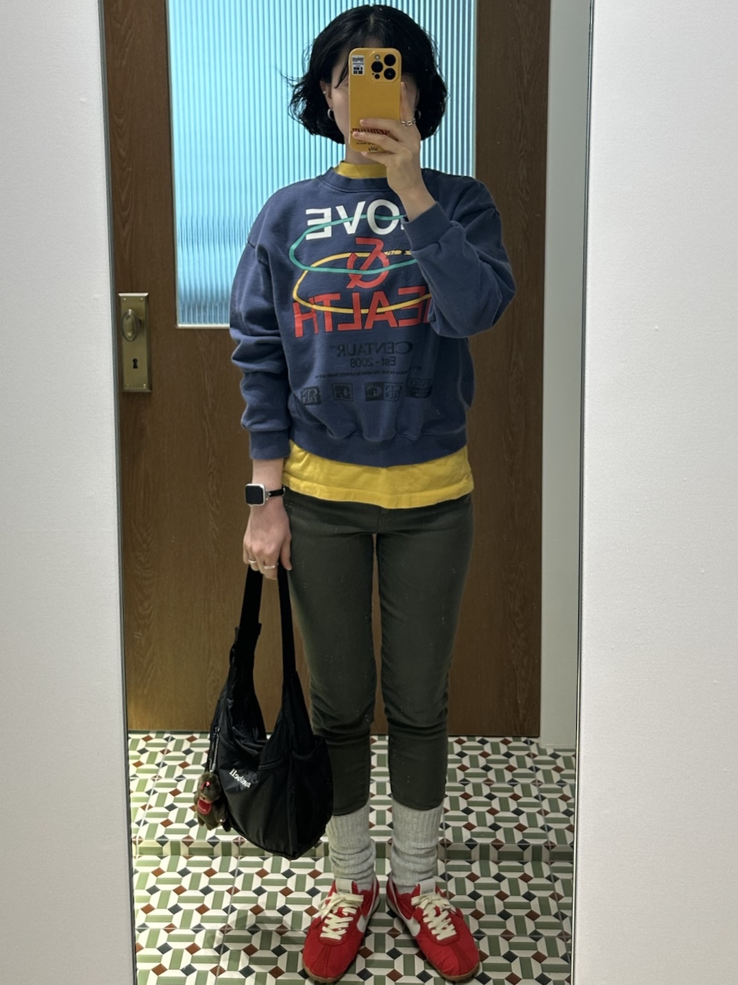 Montbell Pocketable Light Shoulder Bag Small Black, Nike x Jacquemus Moon Shoe SP University Red and Bicycle Yellow 착용 스타일 - 3