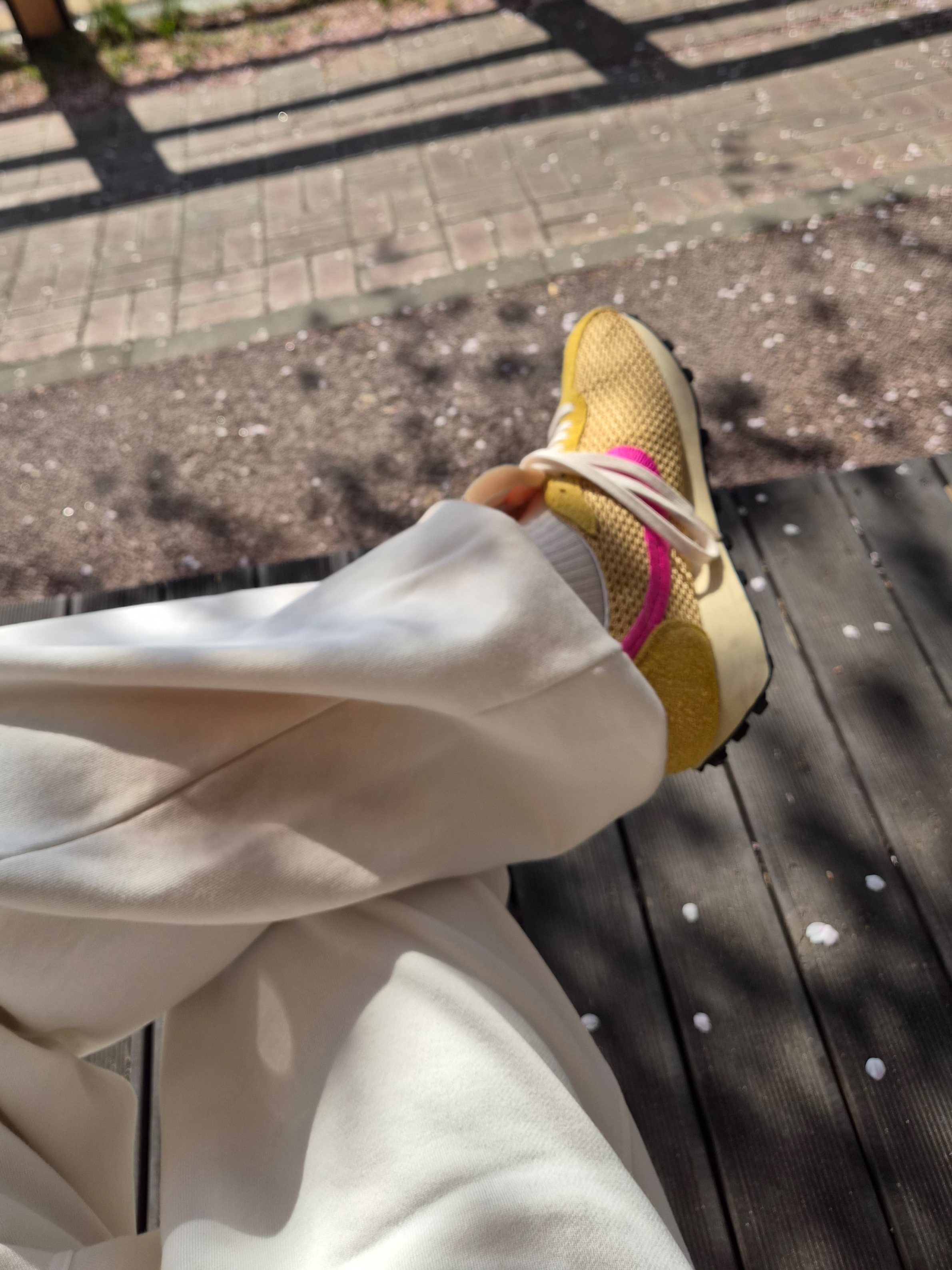 Matin Kim Matin Glove Holder Keyring Black, Matin Kim Vintage Washed Logo Sweatpants In Ivory 착용 스타일 - 2