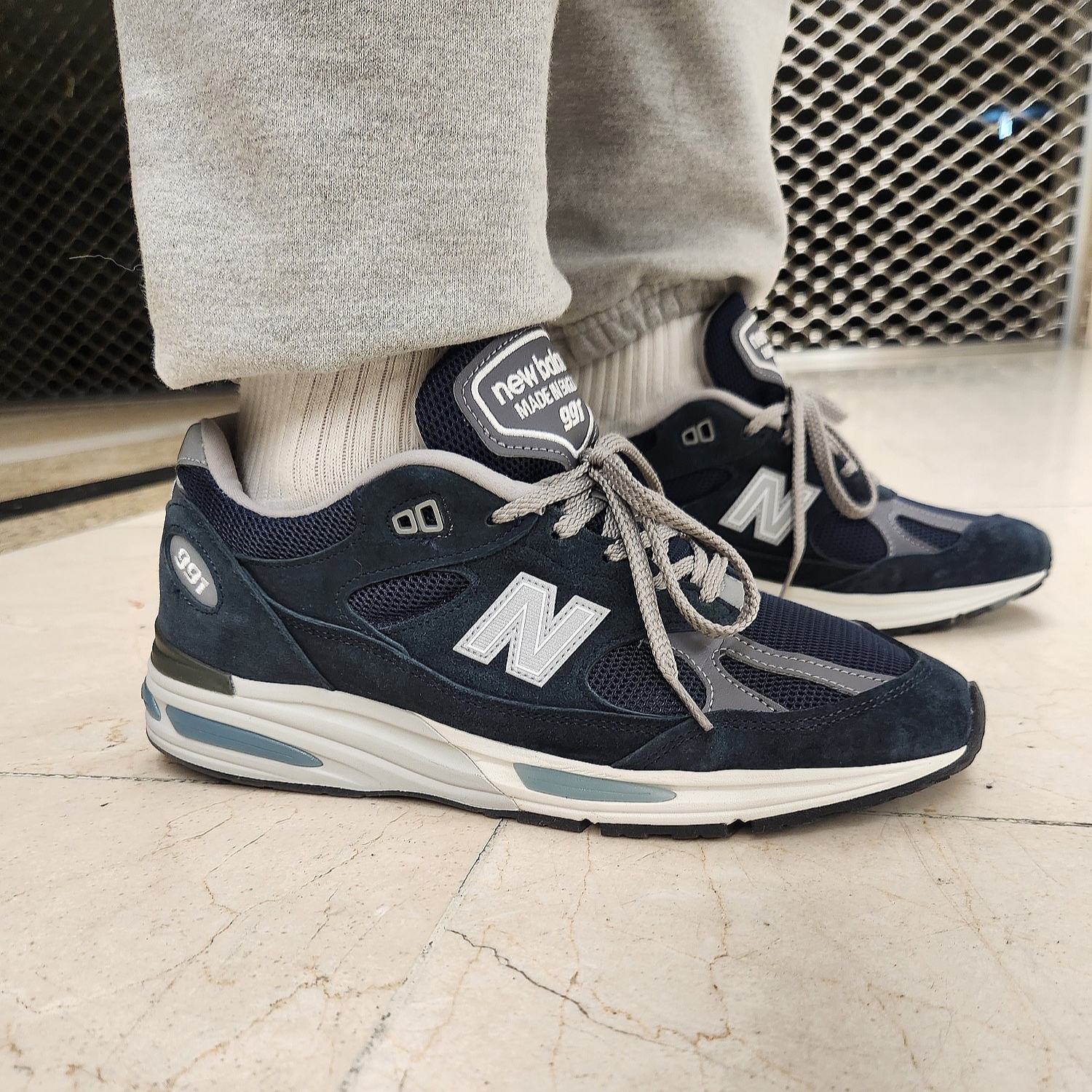 New Balance 991v2 Made in UK Dark Navy Smoked Pearl, KAVU Fleece Strap Cap Black Bean 착용 스타일 - 2