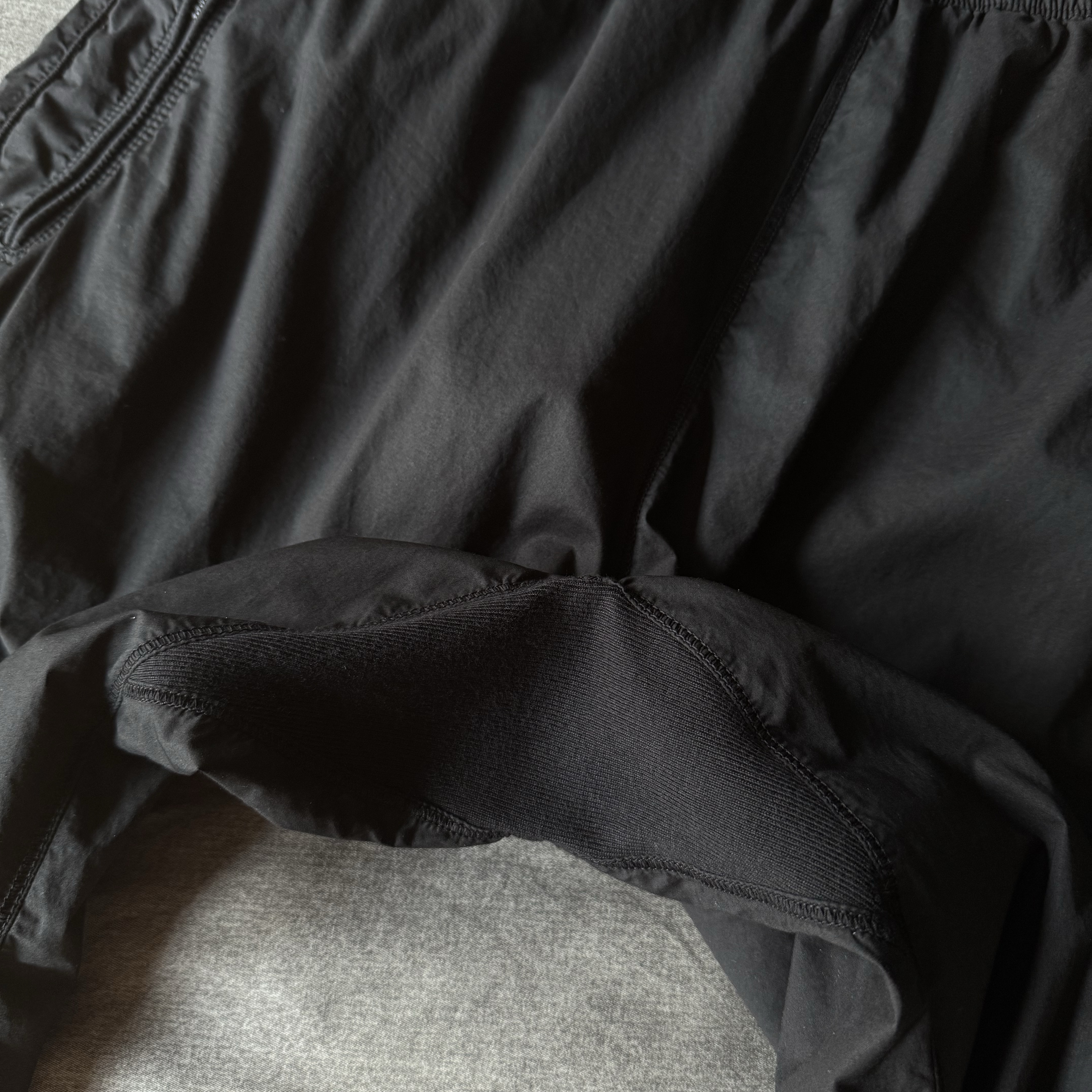 Stone Island 3100049 Stretch Cotton Tela Paracadute Loose-Fit Jogger Trousers with Elasticated Cuffs Black - 26SS 착용 스타일 - 2