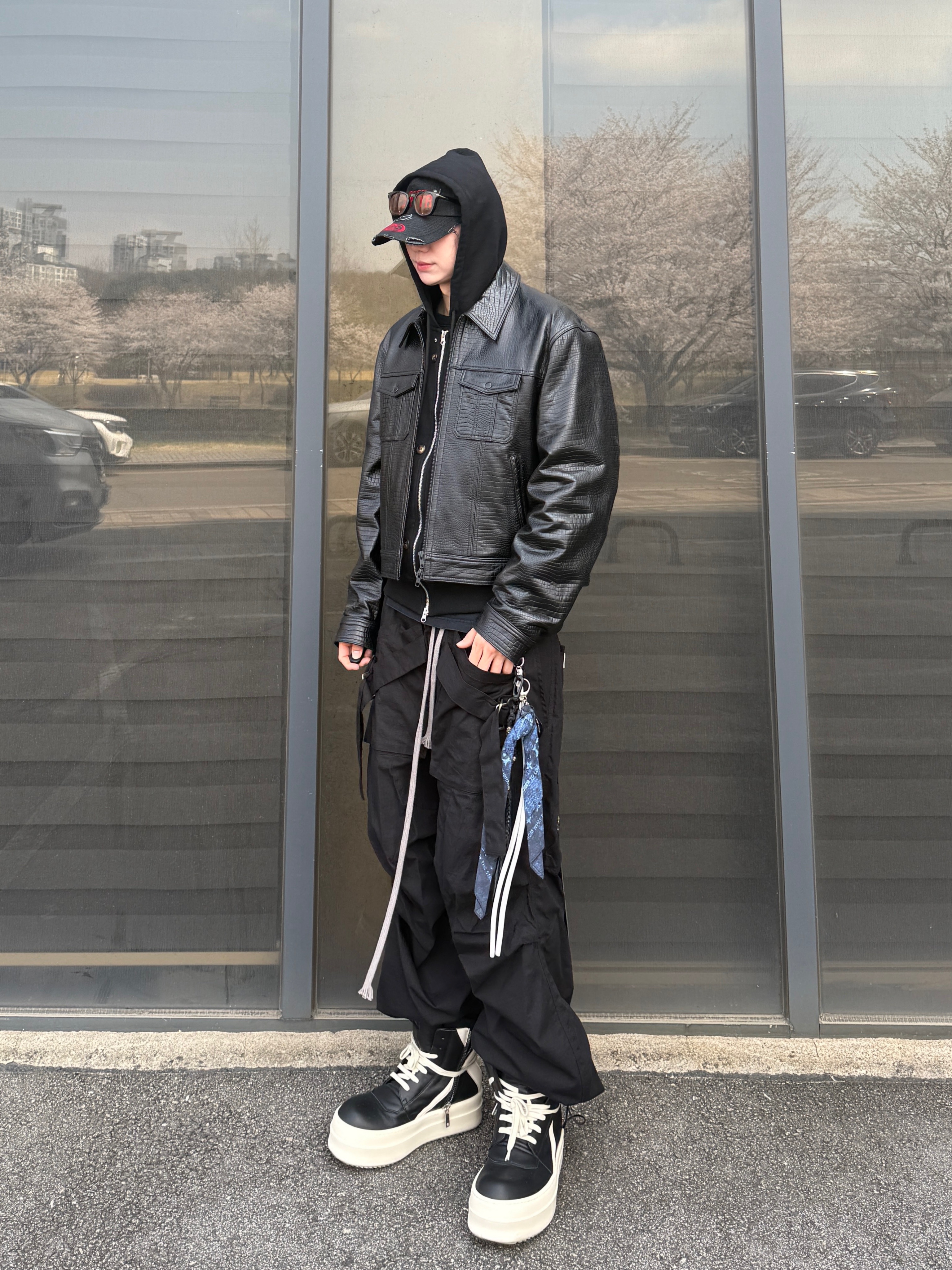 Rick Owens Hollywood Mega Bumper Geobasket in Full Grain Calf Leather Black Milk, Wapworks Wide Safety Cargo Pants Black 착용 스타일 - 4