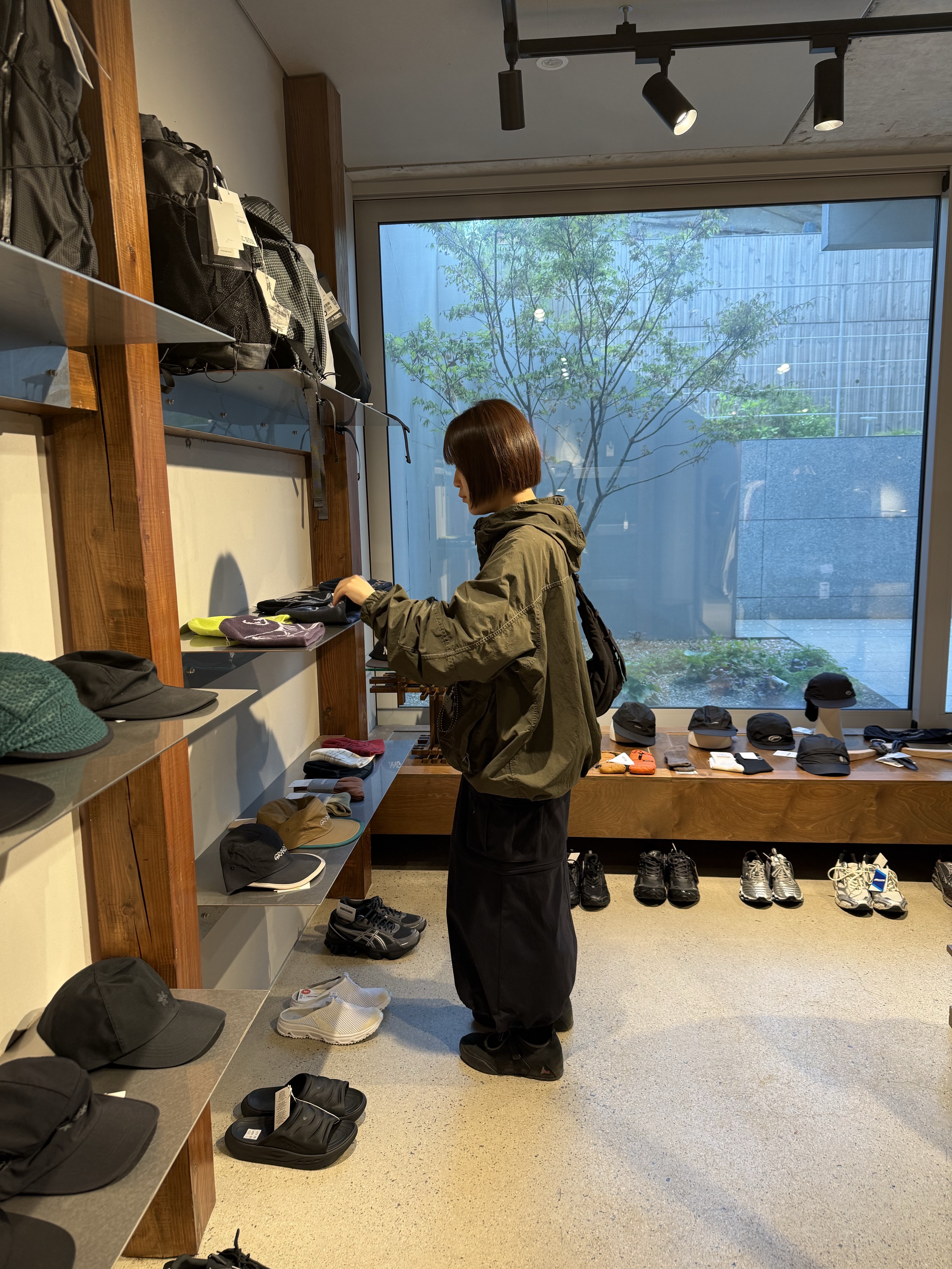 ROA Loie Black Grey, ROA x And Wander Garment Dye Nylon Hooded Jacket Khaki 착용 스타일 - 3