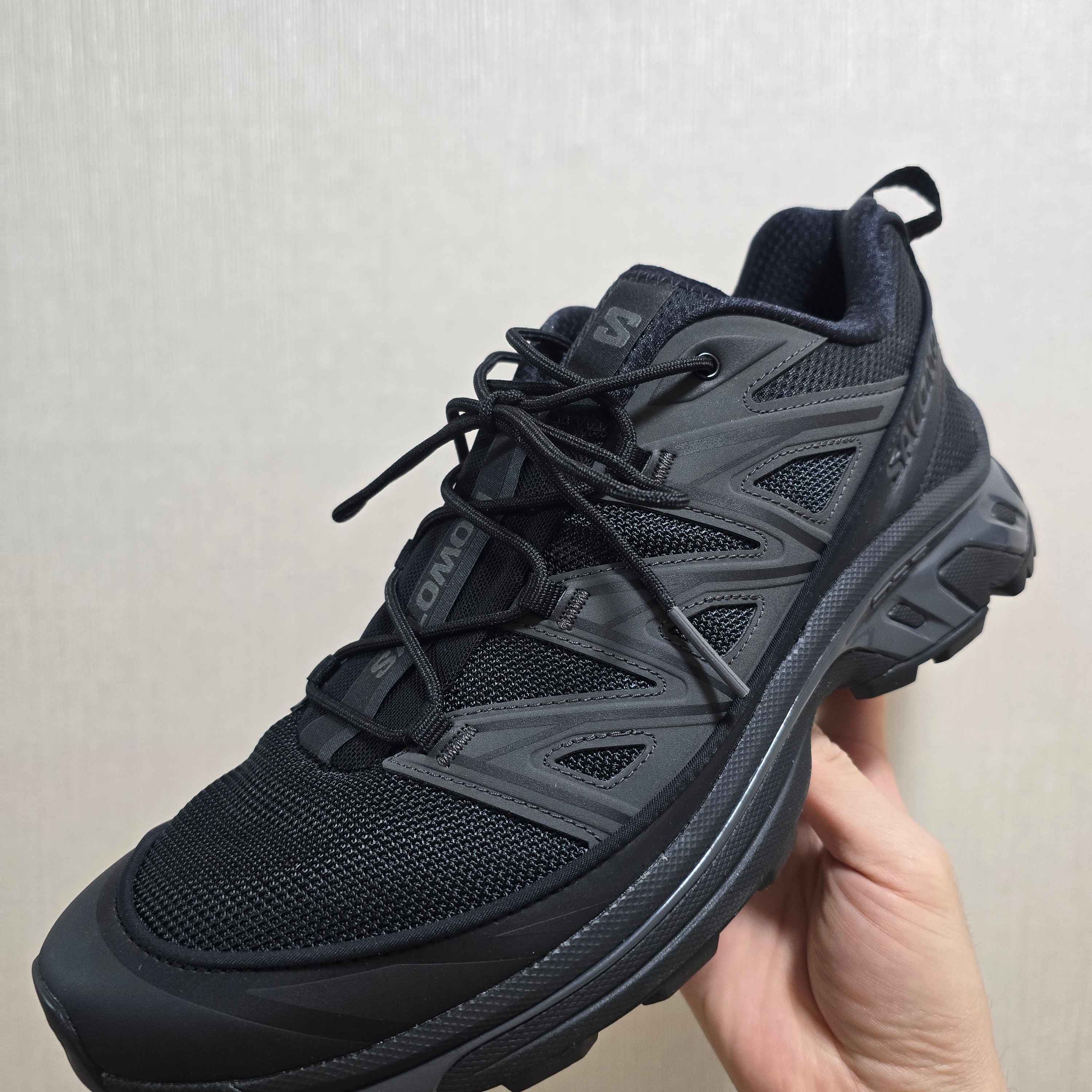 Salomon XT-6 Expanse Black Ebony 착용 스타일 - 2