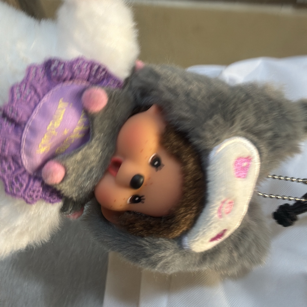 Monchhichi x Sanrio Characters Kuromi Chimutan Keychain, Jansport Superbreak Backpack White 착용 스타일