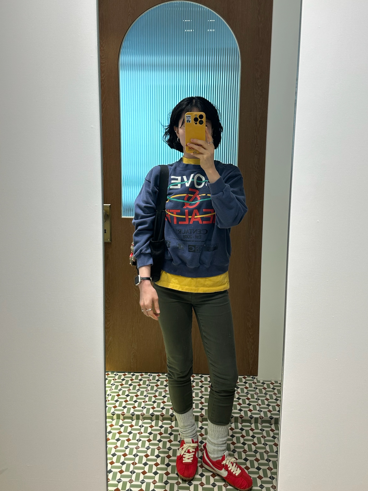 Montbell Pocketable Light Shoulder Bag Small Black, Nike x Jacquemus Moon Shoe SP University Red and Bicycle Yellow 착용 스타일 - 2