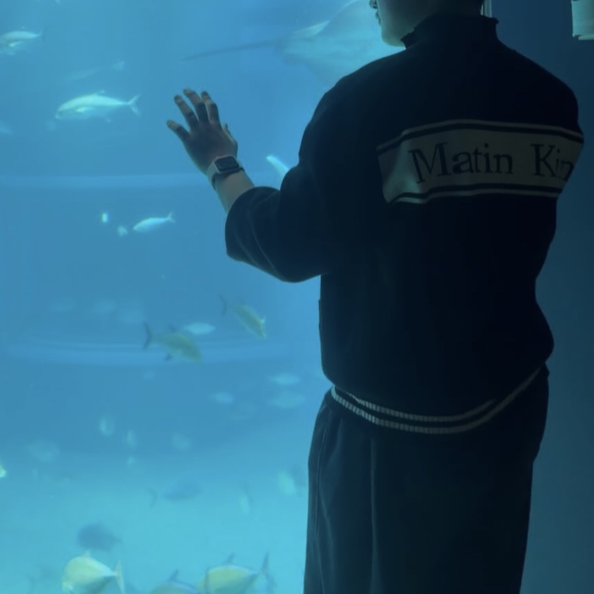 Matin Kim Spell Point Stripe Knit Cardigan Black 착용 스타일