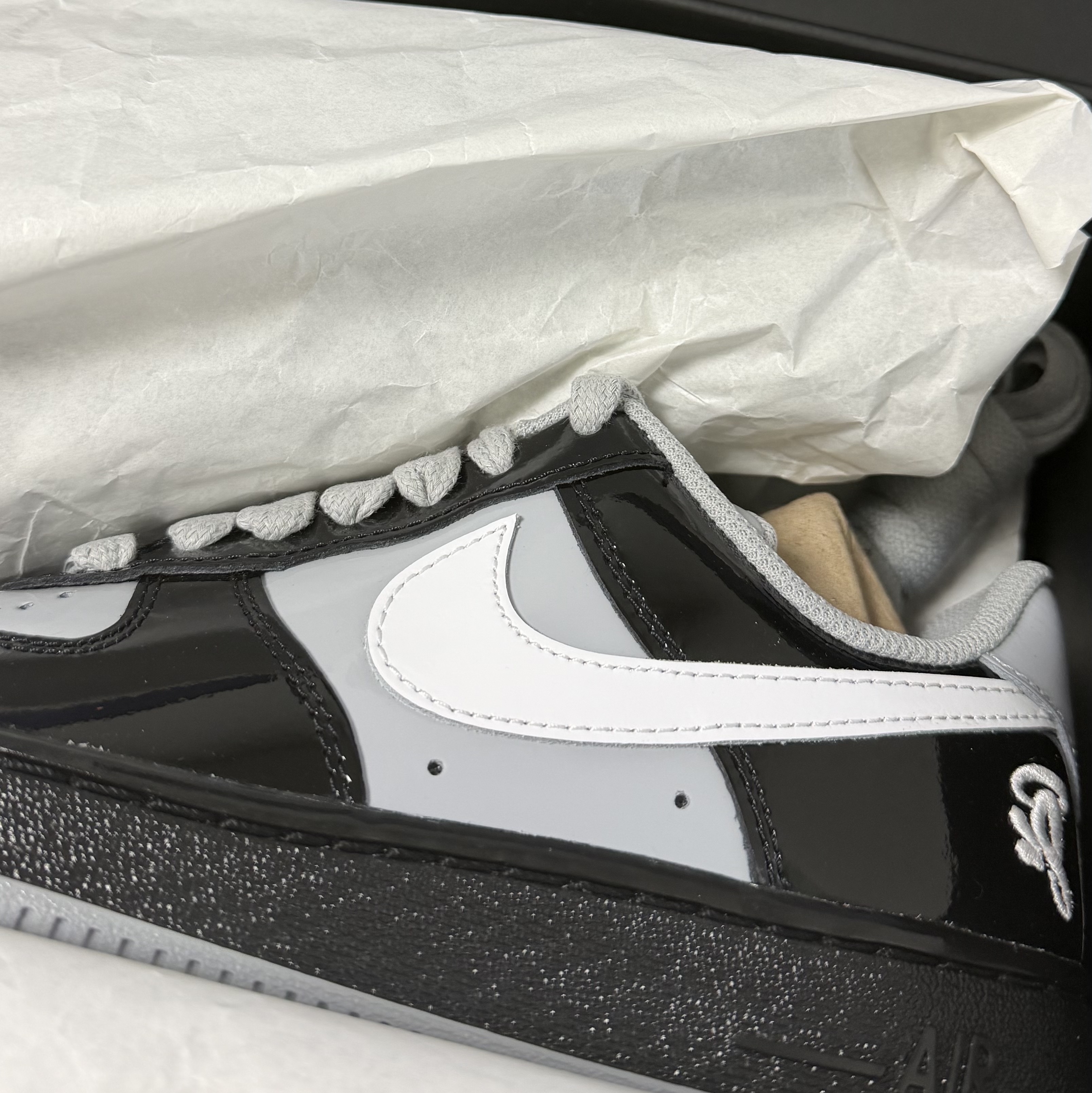 Nike x Syna Air Force 1 '07 Black and Light Smoke Grey 착용 스타일