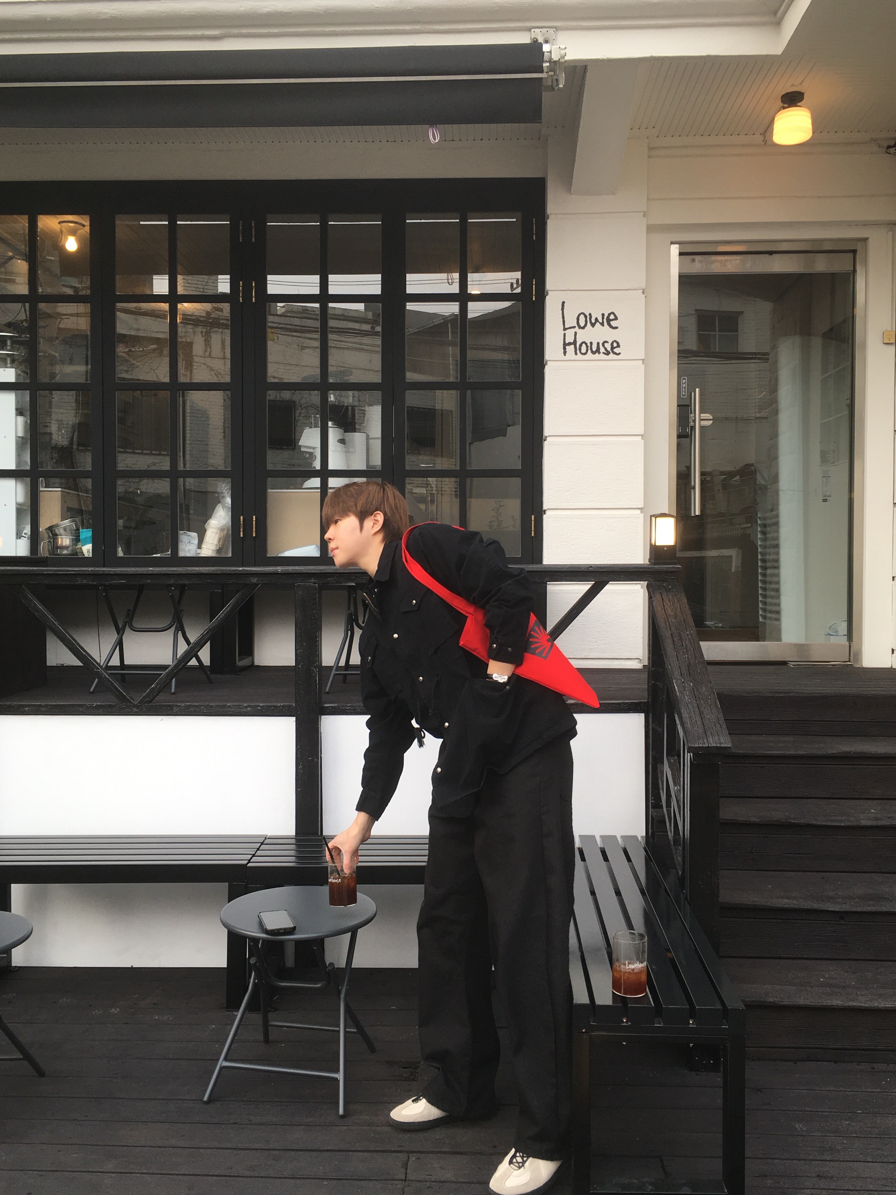 Berlin Photobook Distribution 002 Bag Red, TOWTOW.ARCHIVE Timeless Twist Wristlet V3_Black&Silver 착용 스타일 - 1