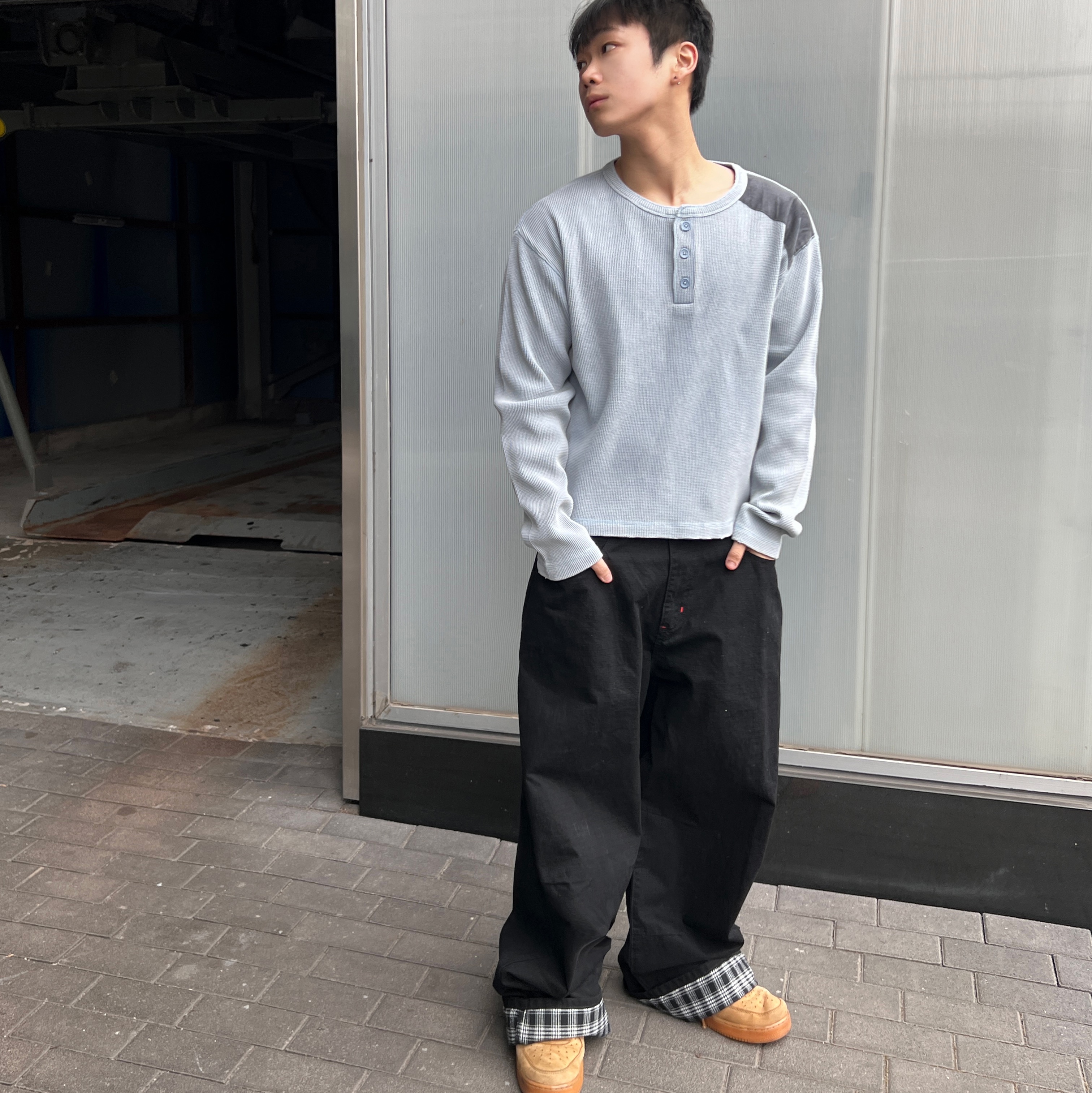 MAINBOOTH Washed Henley T-shirt SKY BLUE 착용 스타일 - 2