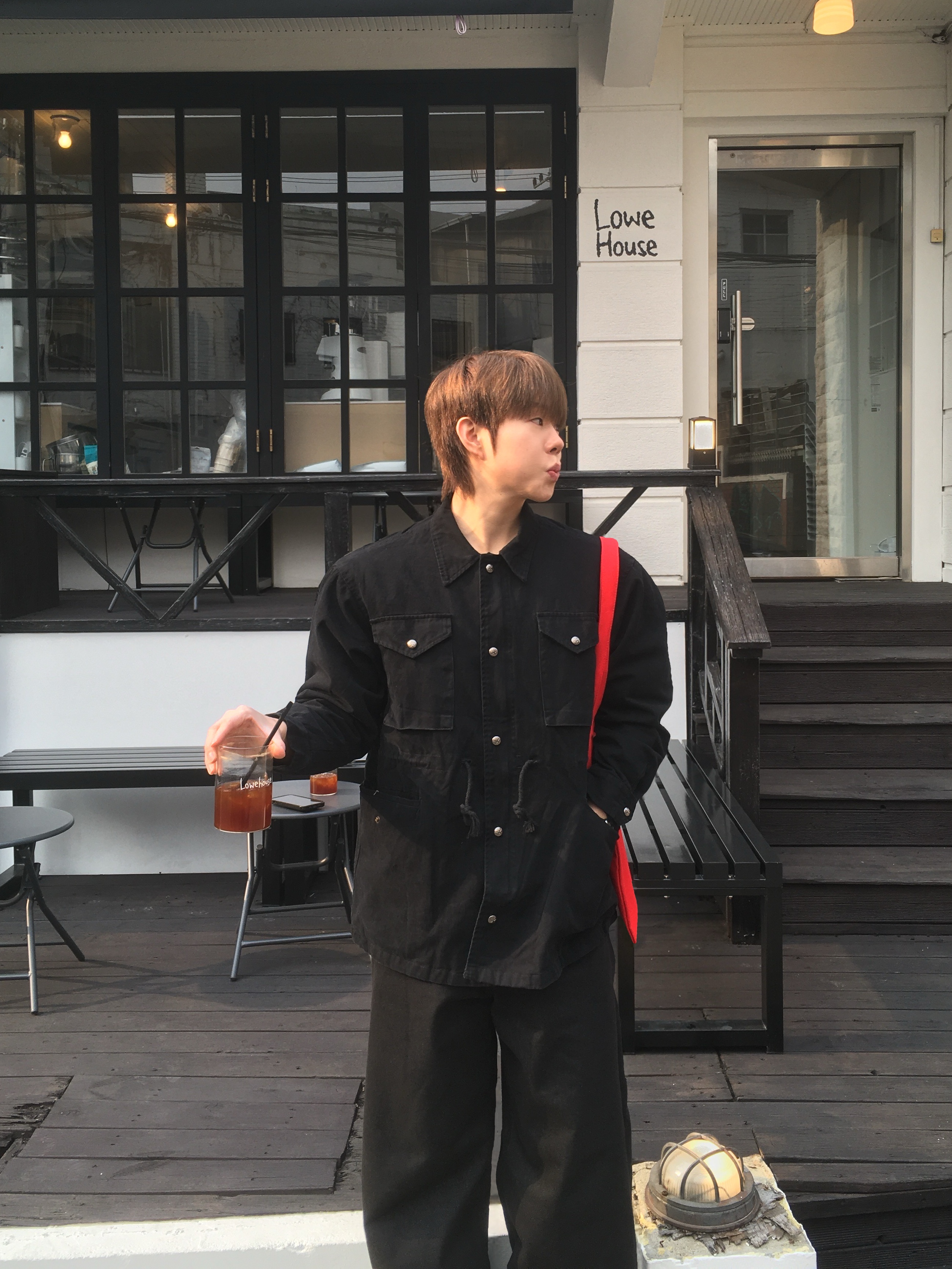 Berlin Photobook Distribution 002 Bag Red, TOWTOW.ARCHIVE Timeless Twist Wristlet V3_Black&Silver 착용 스타일 - 2