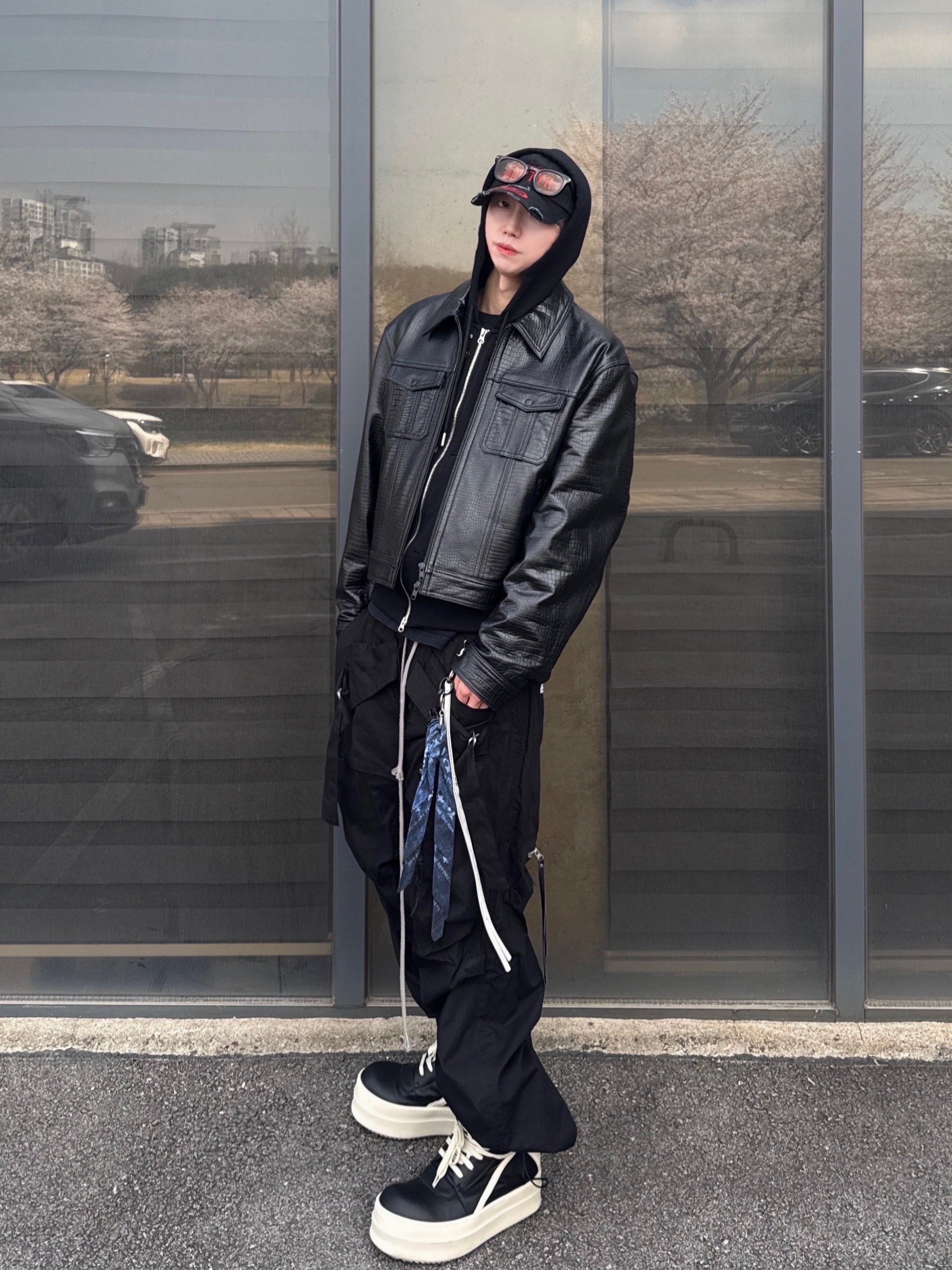 Rick Owens Hollywood Mega Bumper Geobasket in Full Grain Calf Leather Black Milk, Wapworks Wide Safety Cargo Pants Black 착용 스타일 - 2