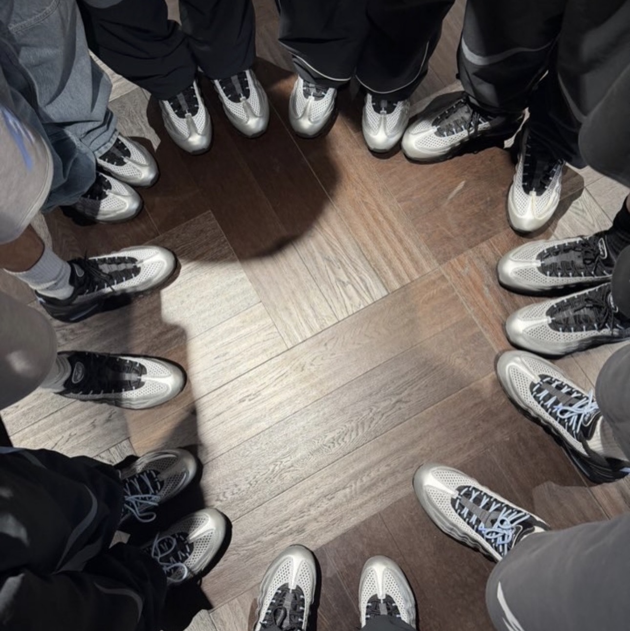 Nike x Palace Air Max 95 Metallic Silver Aluminum 착용 스타일 - 3