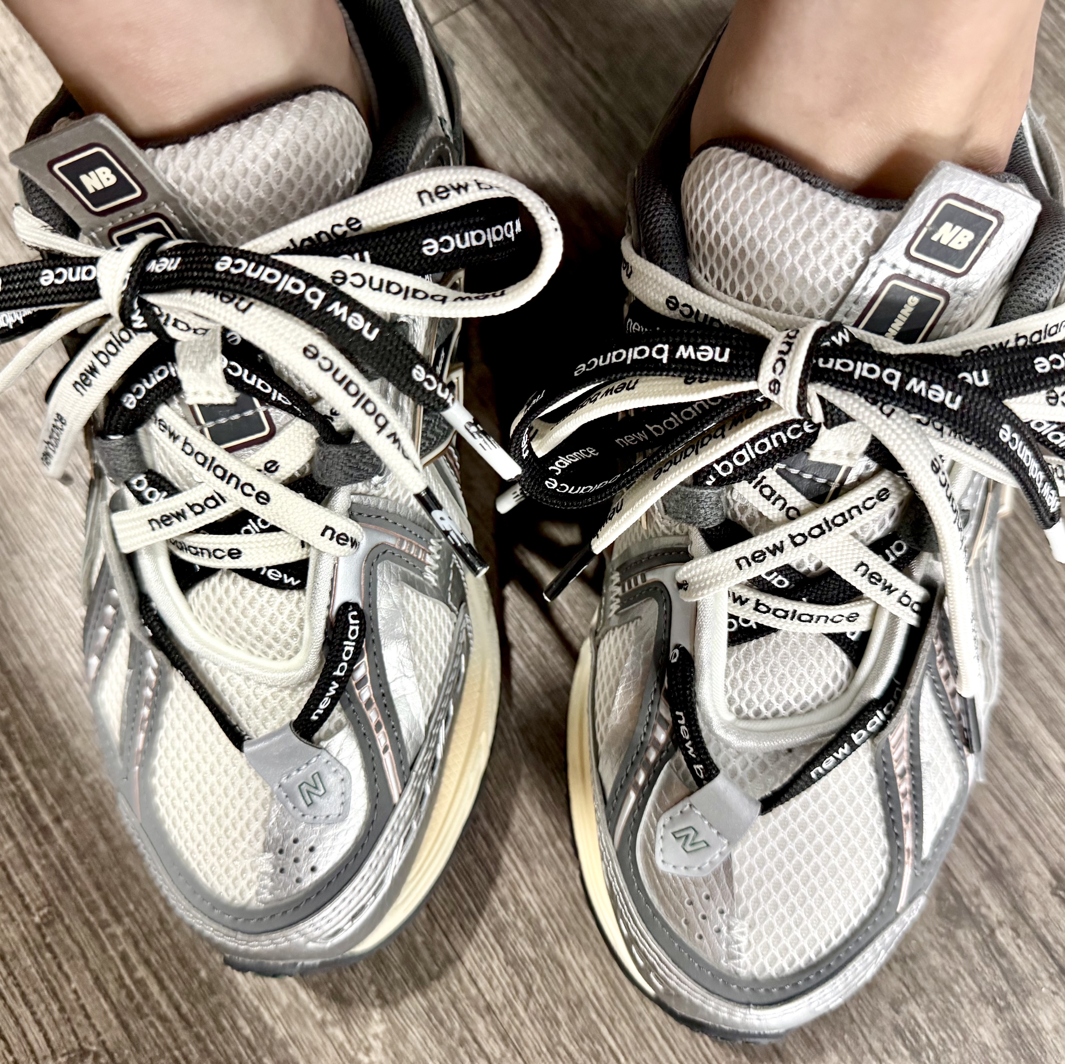 New Balance 1906A Silver Metallic Castlerock 착용 스타일