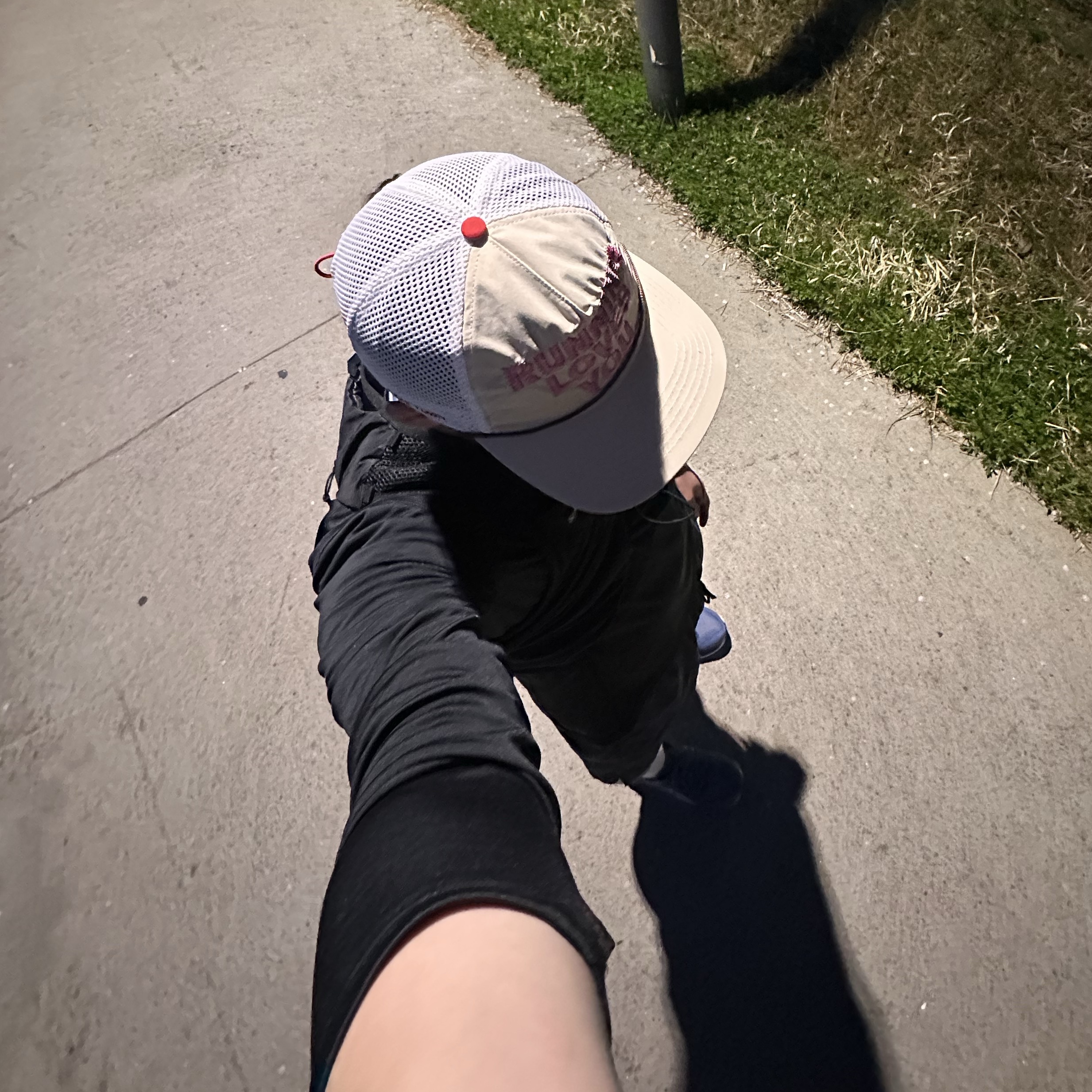 Alex Zono Running Loves You Trucker Hat OG Beige - CapeTown, Asics Superblast 2 Winter Sea White 착용 스타일