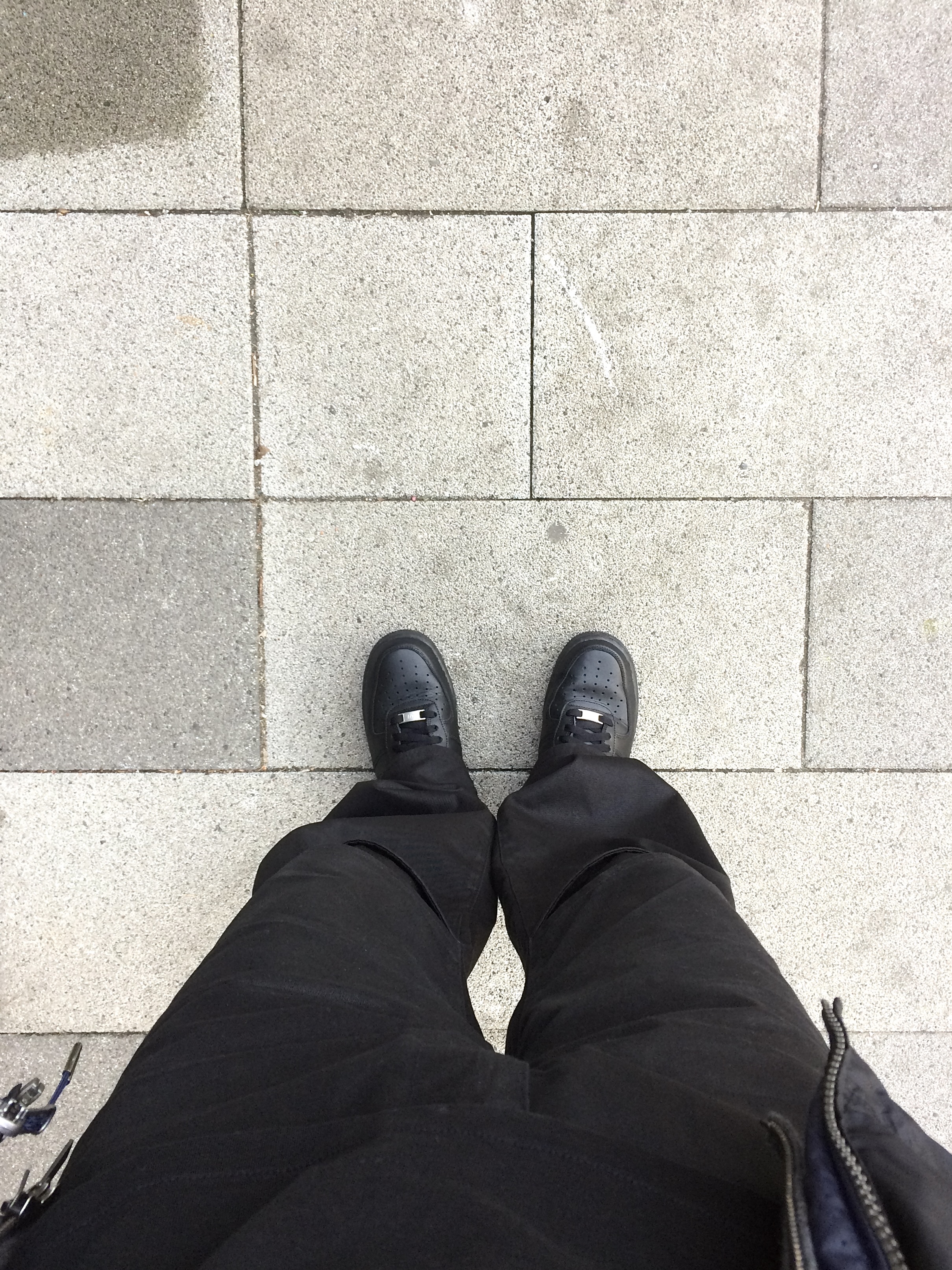 Nike Air Force 1 '07 Low Triple Black 착용 스타일 - 2