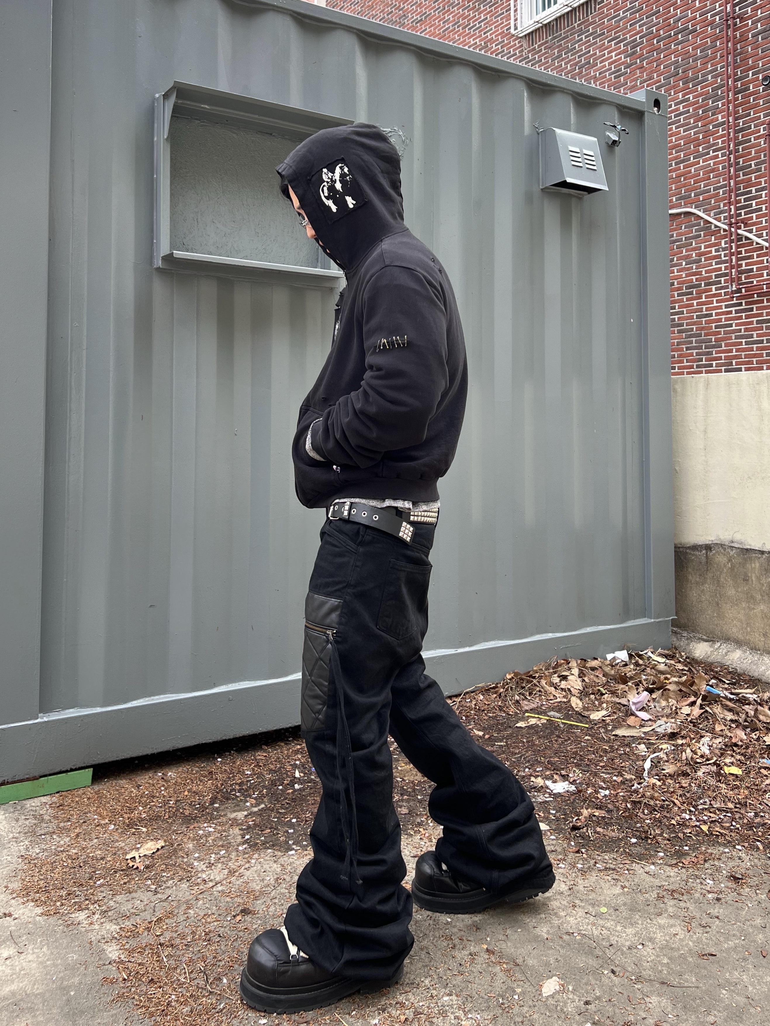 emostanceclub Leather Patch Flared Jeans Black, MJD Cowboy Patch Thermal Zip-Up Hoodie Black 착용 스타일 - 1