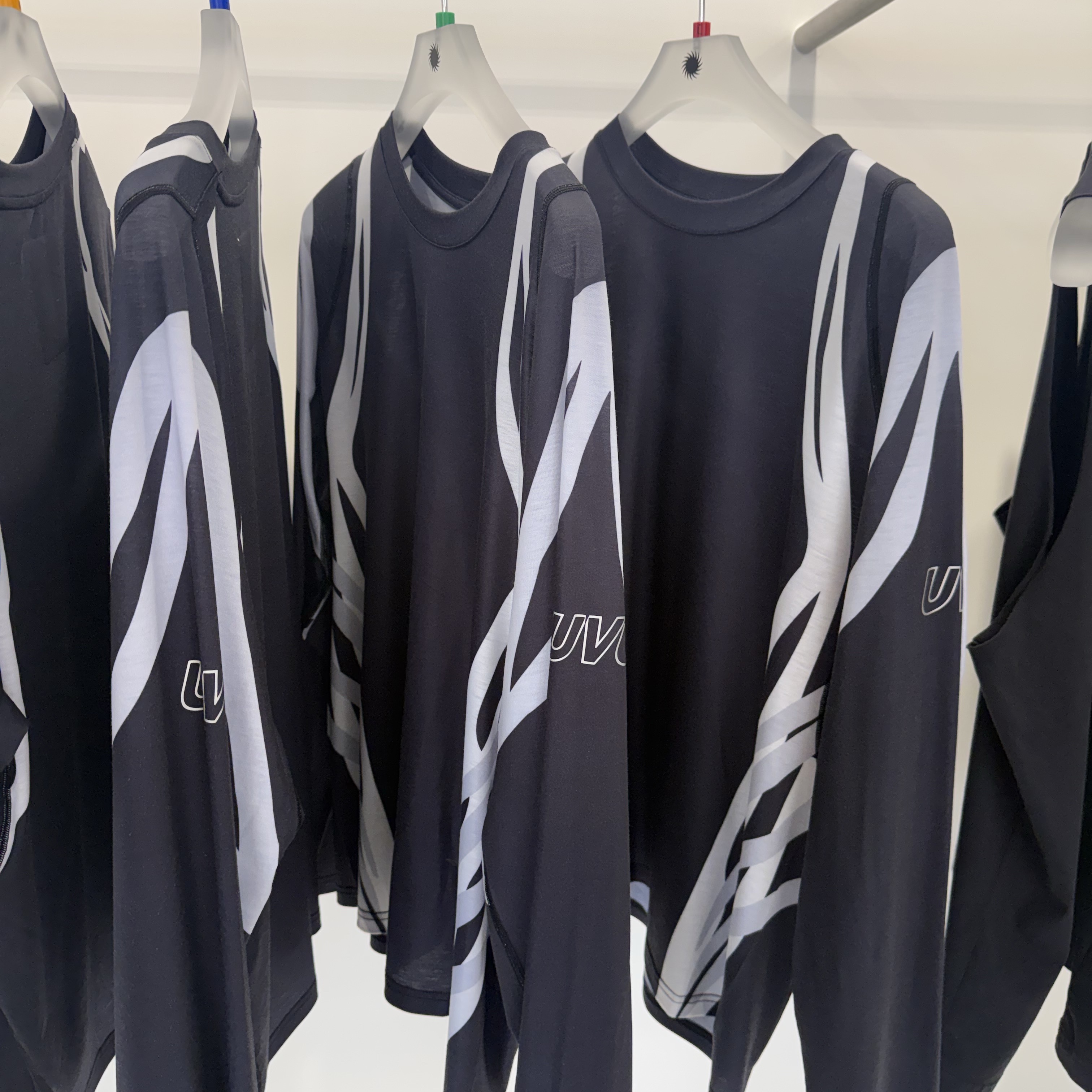 UVU L/S Running Top Black White 착용 스타일 - 1