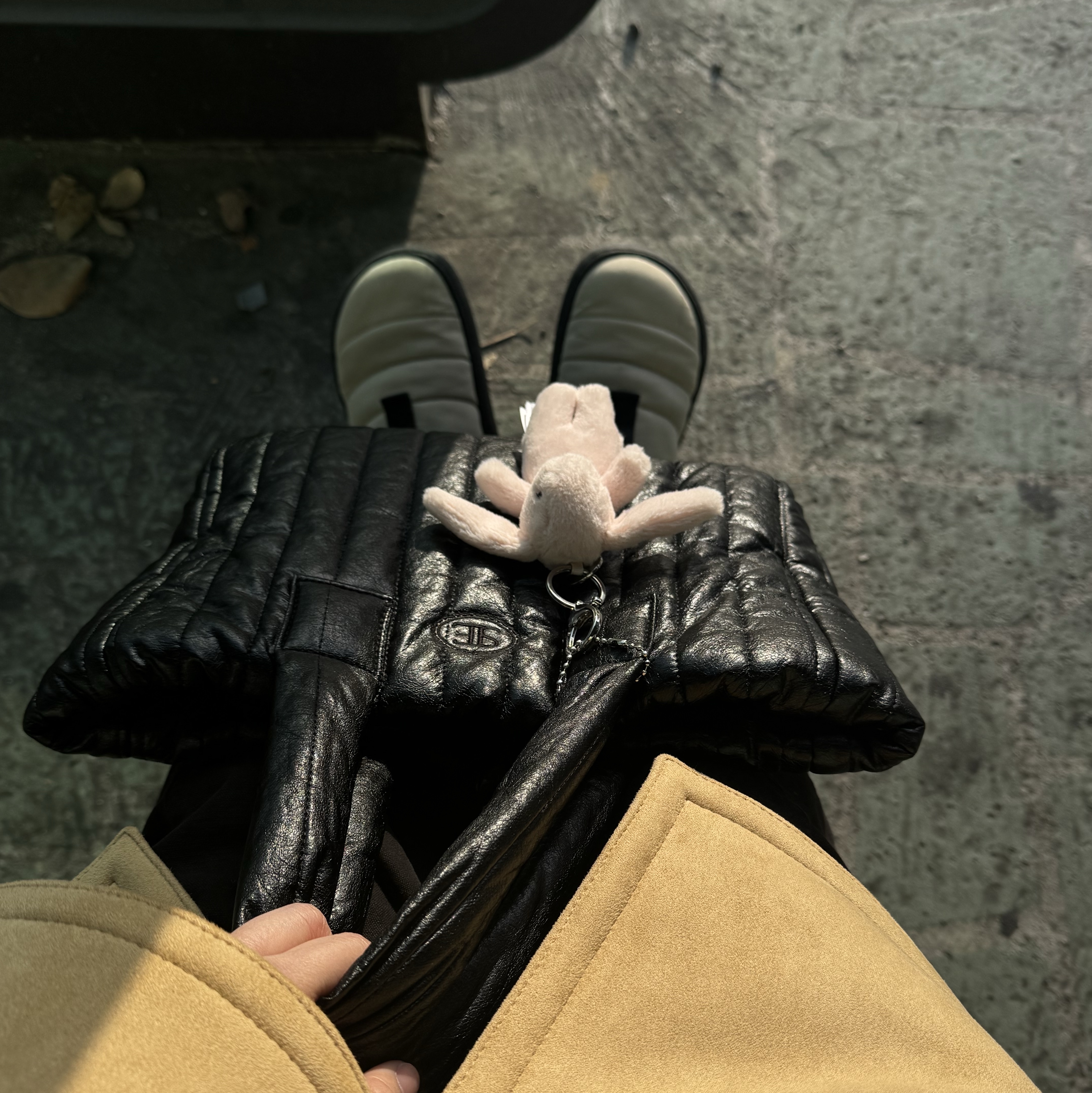 Jellycat Bashful Bunny Bag Charm Blush, Louis Vuitton Onthego East West Monogram Empreinte Black 착용 스타일 - 1