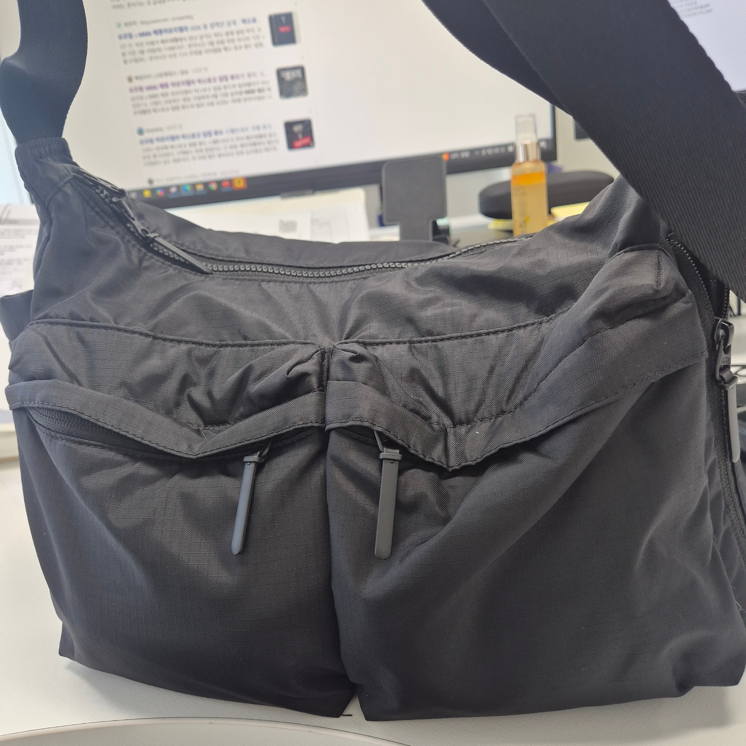 Uniqlo Multi Pocket Shoulder Bag Black 착용 스타일