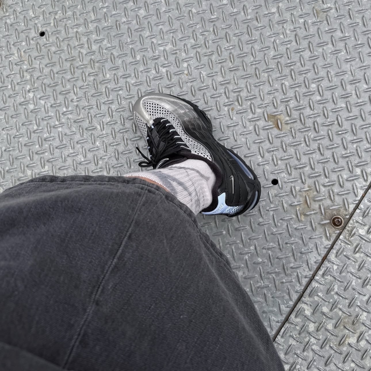 Nike x Palace Air Max 95 Metallic Silver Aluminum 착용 스타일 - 2